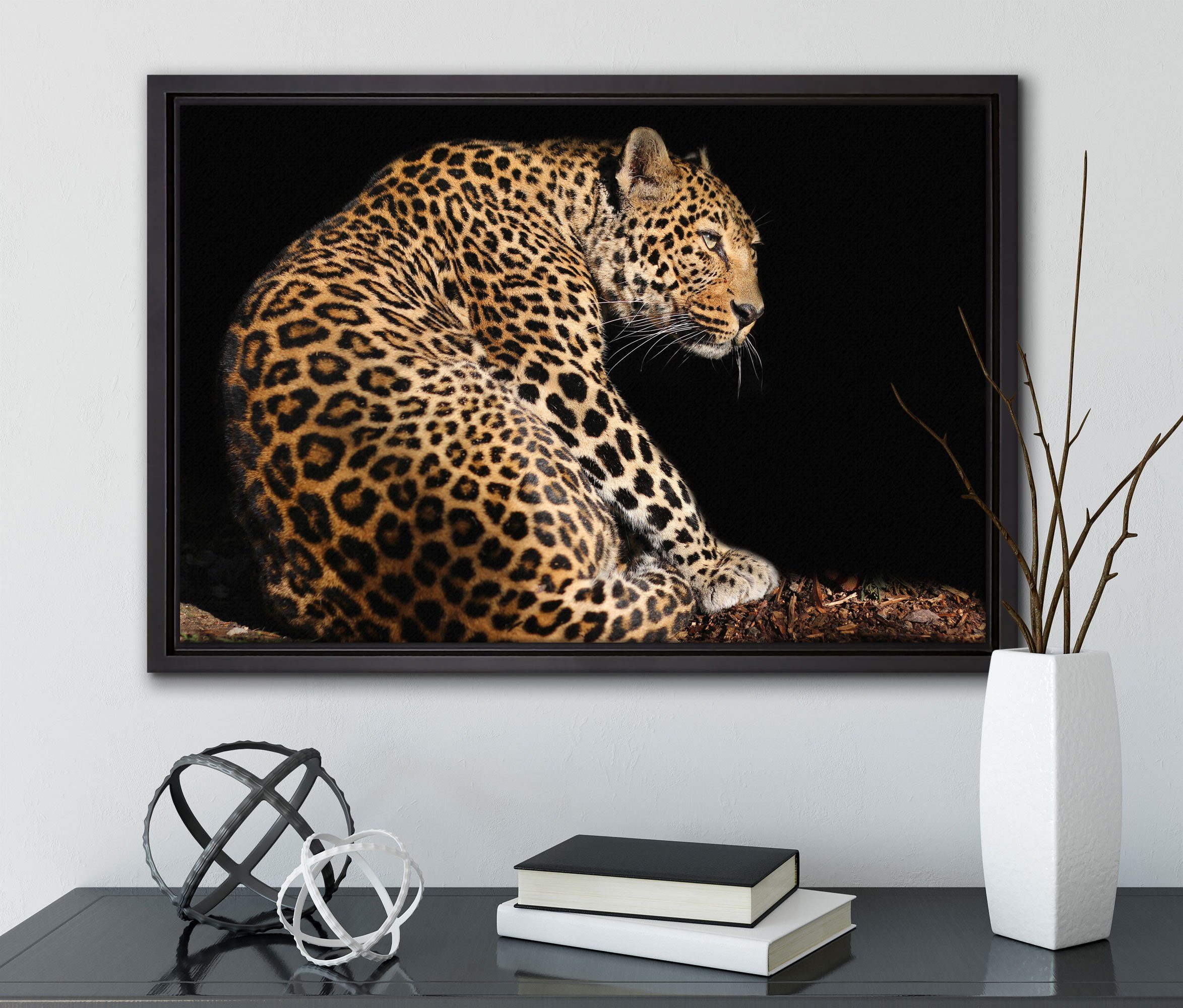 in bespannt, Anmutiger Leopard, gefasst, Schattenfugen-Bilderrahmen (1 Leinwandbild fertig Wanddekoration inkl. einem Leinwandbild Pixxprint St), Zackenaufhänger