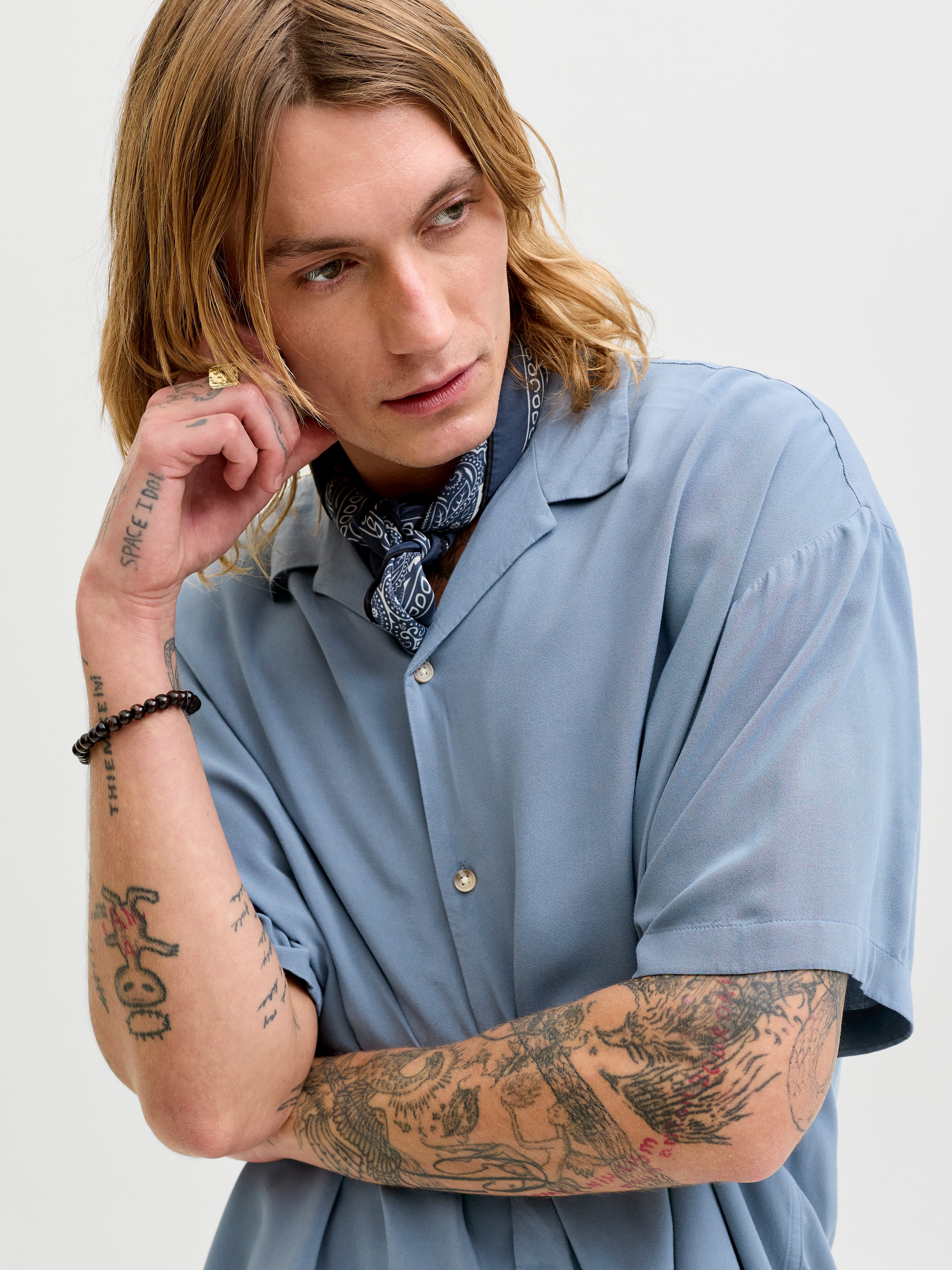 Jack & Jones Kurzarmhemd JJEJEFF RESORT SOLID SHIRT SS SN Viskose, loose fit