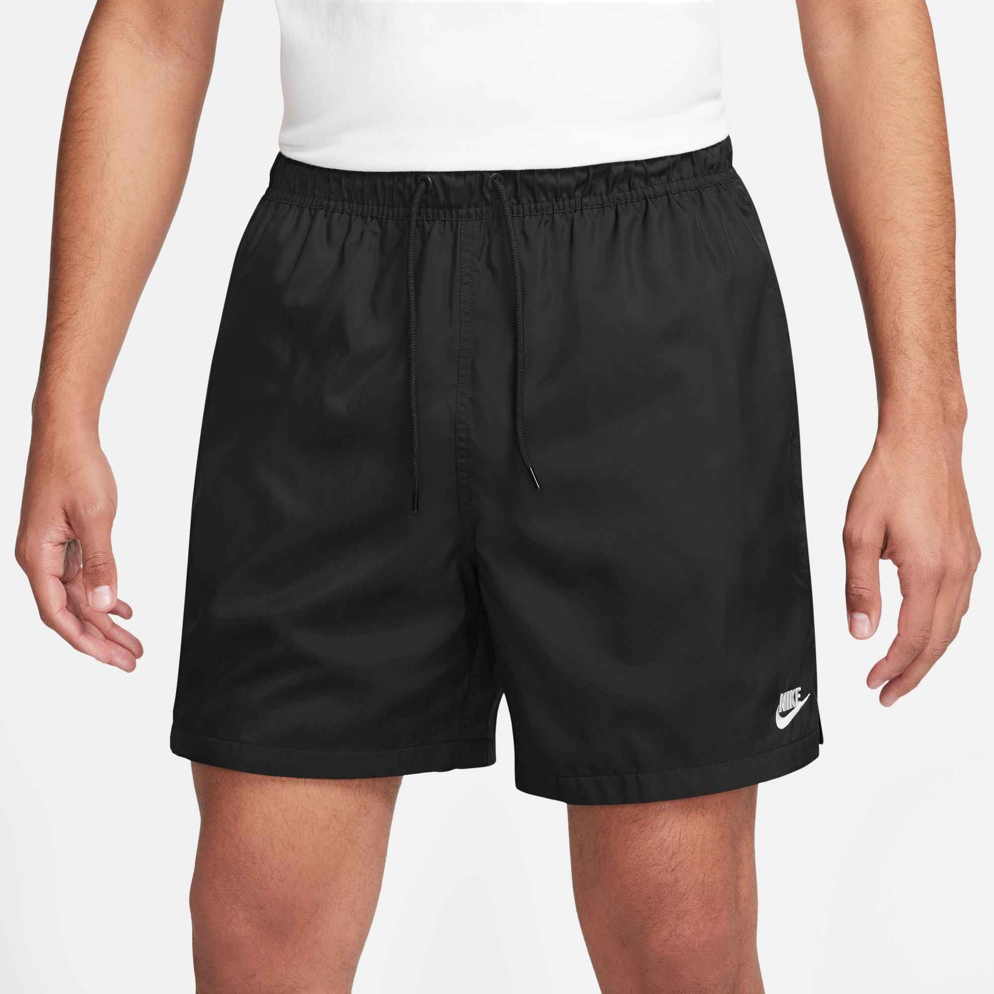 Nike Sportswear Shorts Nike Club Men's Woven Flow Shorts aus leichtem Webmaterial mit Mesh-Futter, pflegeleicht, elastisch