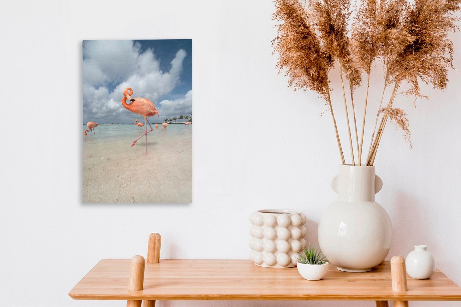 OneMillionCanvasses® Leinwandbild Ein 20x30 (1 steht bespannt Gemälde, Leinwandbild St), mit Wasser, cm fertig Zackenaufhänger, inkl. im Flamingo Fuß einem