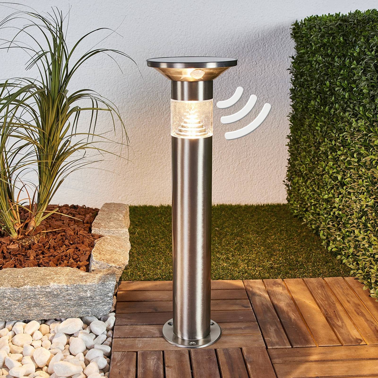 Lindby Außen-Stehlampe Jalisa, LED, Edelstahl Alu warmweiß IP44mit Bewegungsmelder, 1 x 2,7 W LED, warmweiß