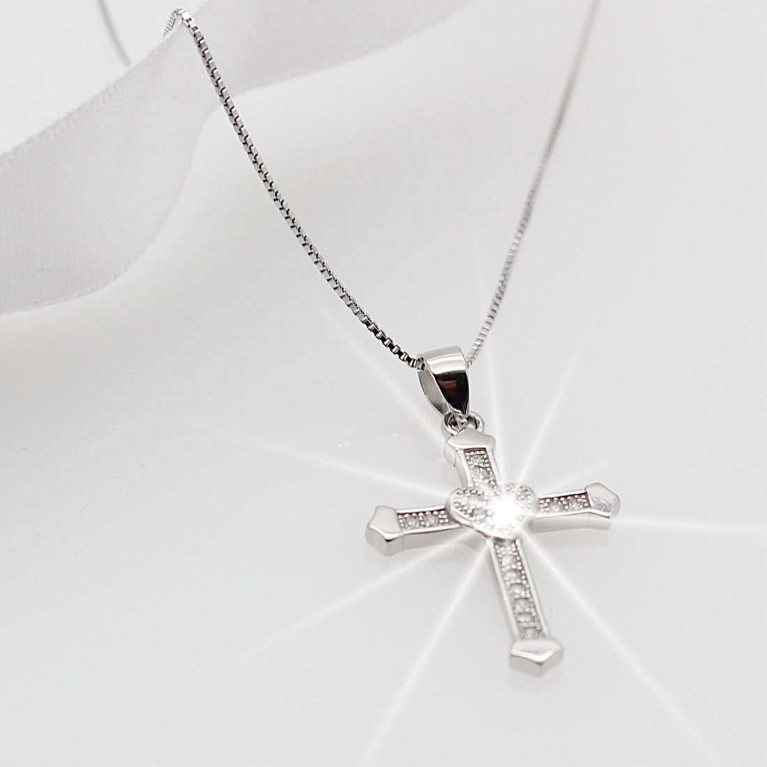 ELLAWIL Silberkette Kreuzkette Damen Halskette mit Kreuzanhänger Kreuz mit Herz Zirconia (Kettenlänge 45 cm, Sterling Silber 925), inklusive Geschenkschachtel