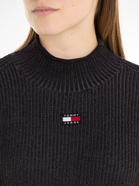 Tommy Jeans Strickpullover TJW GARMENT DYE BADGE SWEATER mit Logostickerei