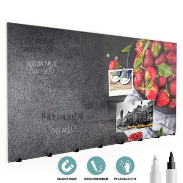 Primedeco Garderobenpaneel Magnetwand und Memoboard aus Glas Frische reife Erdbeeren