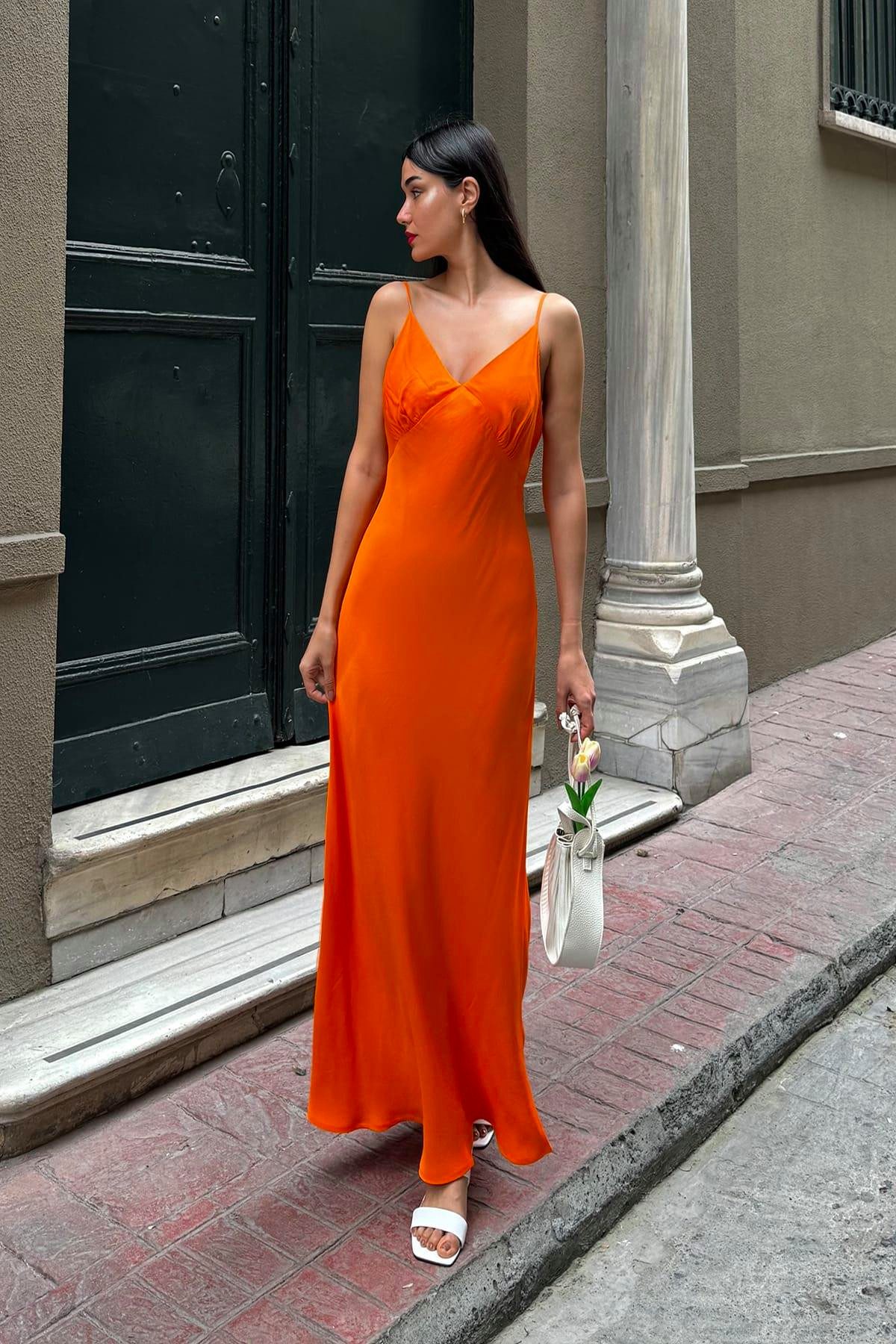 For You Moda Midikleid Orange Satin Maxikleid mit gerafftem Oberteil und Spaghettiträgern