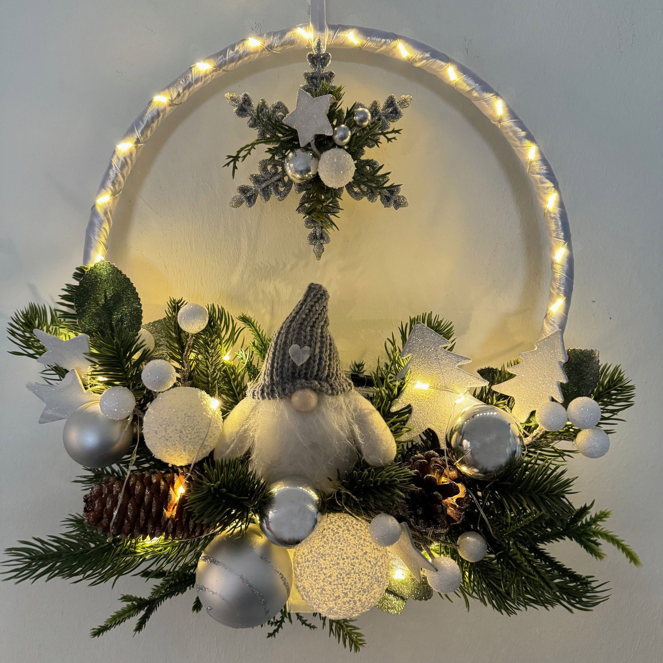 Online-Fuchs Dekokranz Türkranz Weihnachtskranz mit LED Lichterkette, Timer, Weihnachtskugeln, süßem Wichtel - Outdoor geeignet