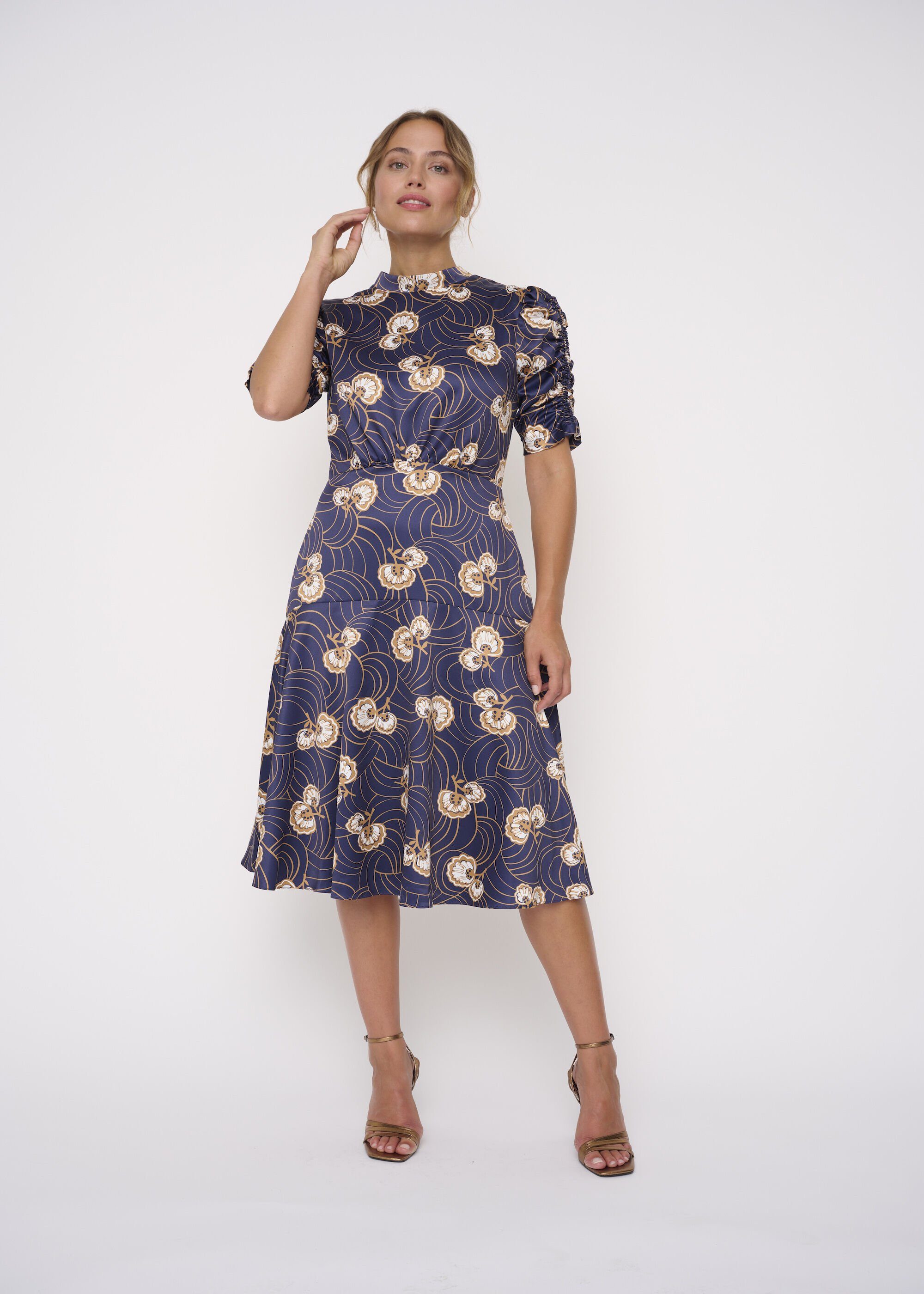 Kleo Abendkleid Ruffle Sleeve Midi Kleid (1-tlg) aus edel schimmerndem Satin