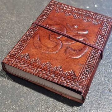 KUNST UND MAGIE Tagebuch Leder Tagebuch handgefertigt - OM Symbol geprägtes Notizbuch 18x13cm