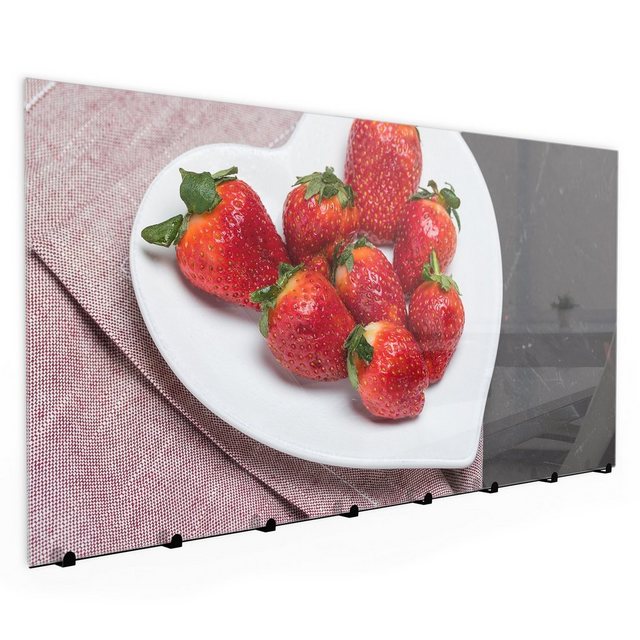 Primedeco Garderobenpaneel „Garderobe, Schlüsselbrett mit Magnetwand und Memoboard aus Glas mit Motiv Herzteller mit Erdbeeren“