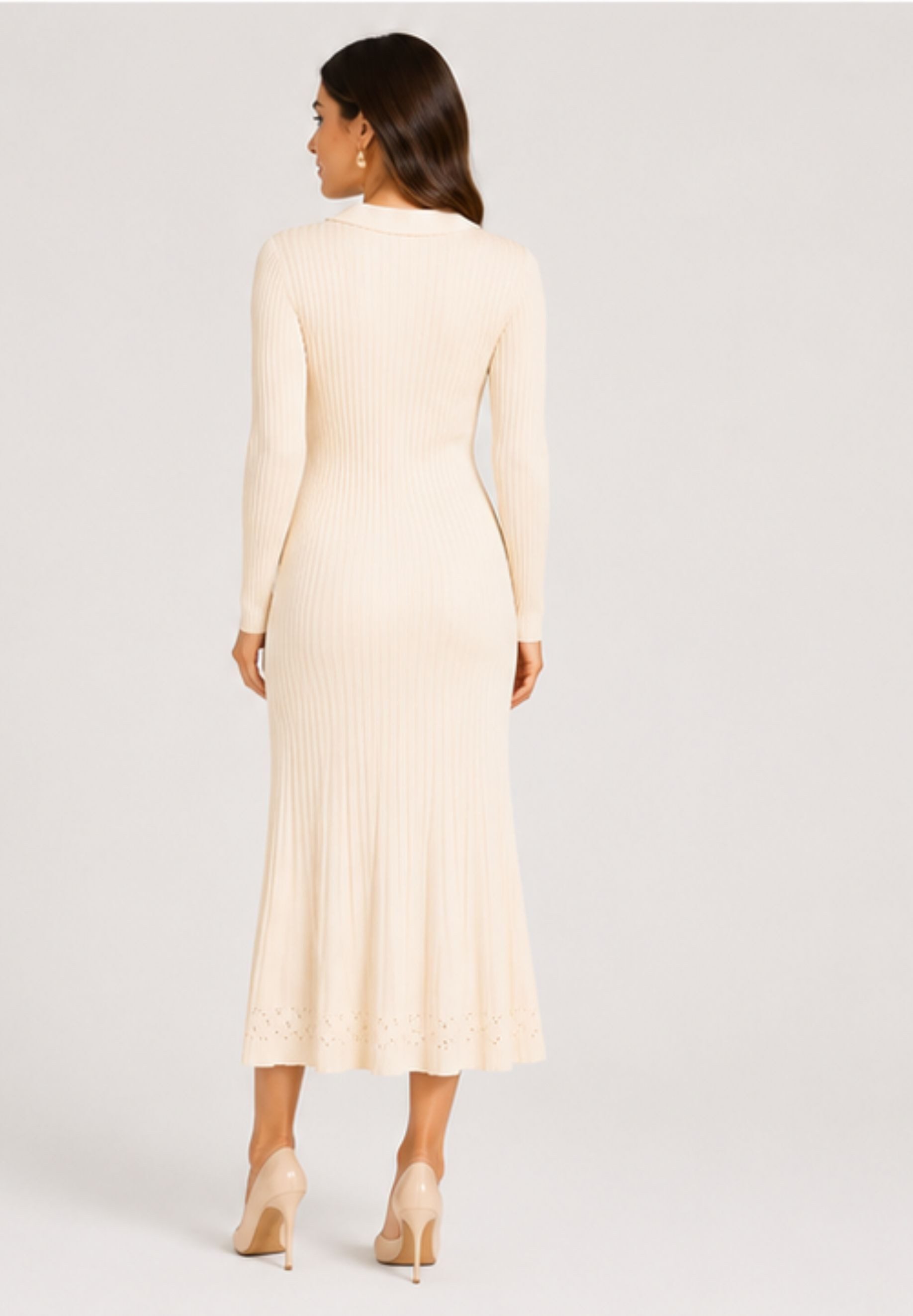 Elara Maxikleid – Langes Damen Strickkleid mit Kragen und Zierknöpfen im Rippstrick