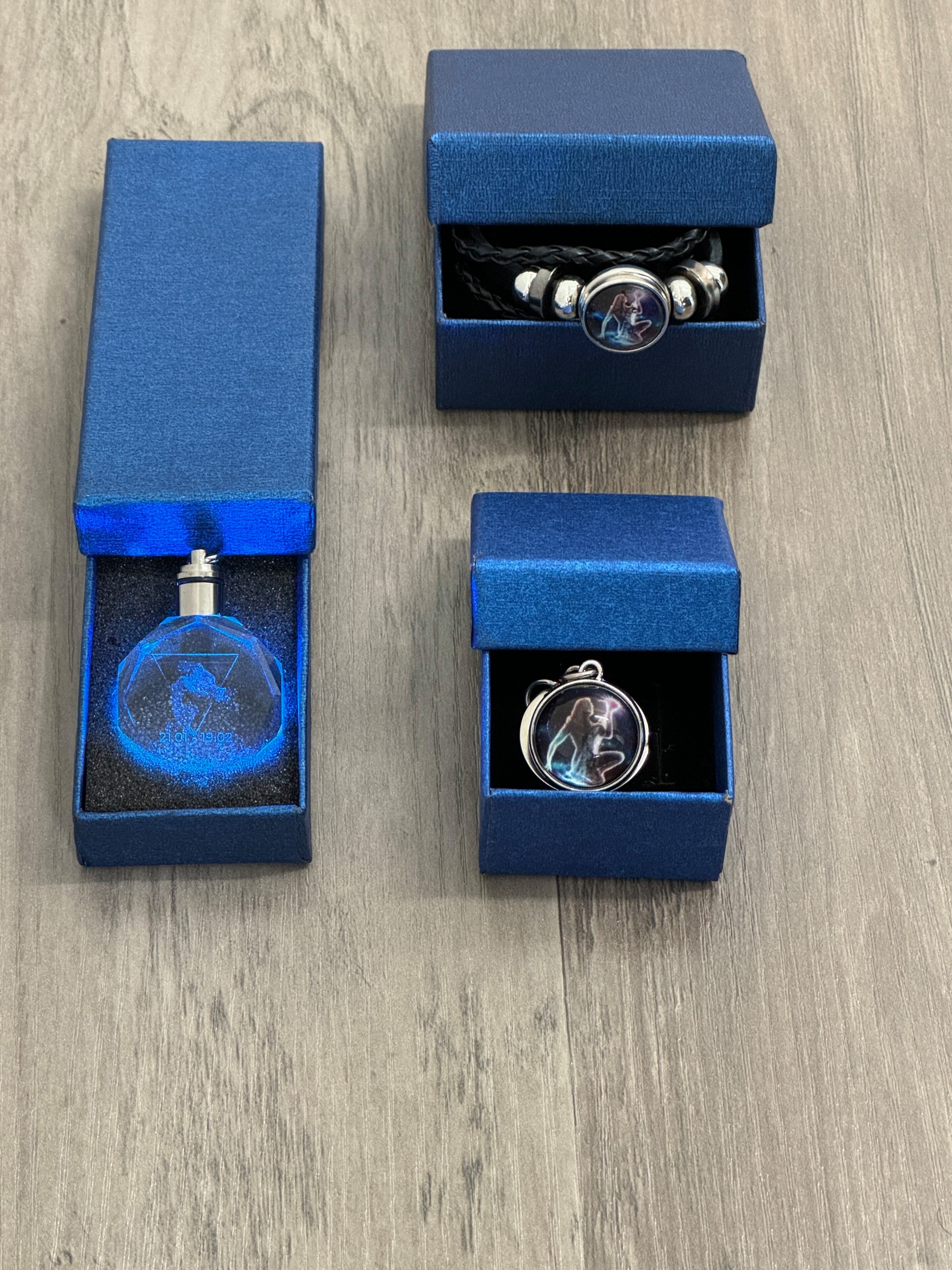 Stelby Schlüsselanhänger mit Gravur Sternzeichen Geschenkset 3-teilig – verschiedene Sternzeichen (Set, 3-tlg., 1 Armband 3D, 1 Schlüsselanhänger 3D, 1 Schlüsselanhänger LED), LED durch Drehverschluss steuerbar, Batterien bereits enthalten