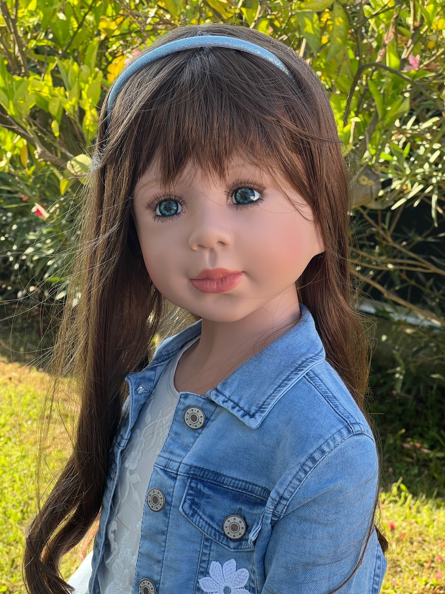CMTPUPPENGALERIE Stehpuppe Lili von Monika Levenig - braun mit Jeansjacke - 122 cm - (1-tlg)