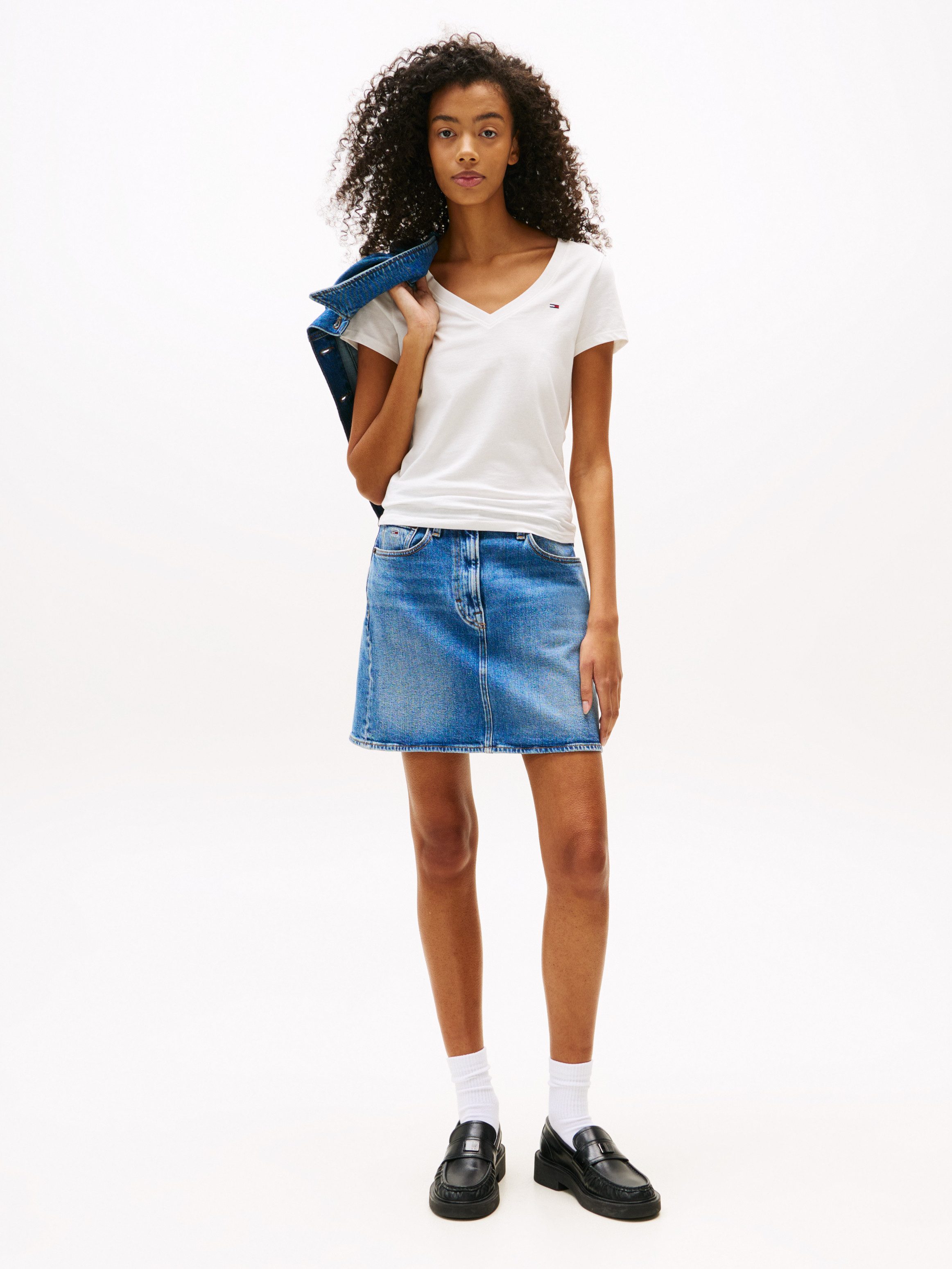 Tommy Jeans T-Shirt TJW 2PACK V-NECK TEE (Packung, 2-tlg., 2-er Pack) mit Logostickerei