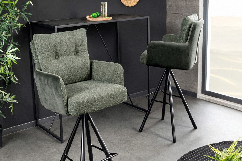 riess-ambiente Barhocker BIG GEORGE grün/schwarz - Samt, drehbar, Metall-Beine, mit Armlehne (Einzelartikel, 1 St), mit Taschenfederkern & Fußablage – ideal für Küchentresen oder Bar