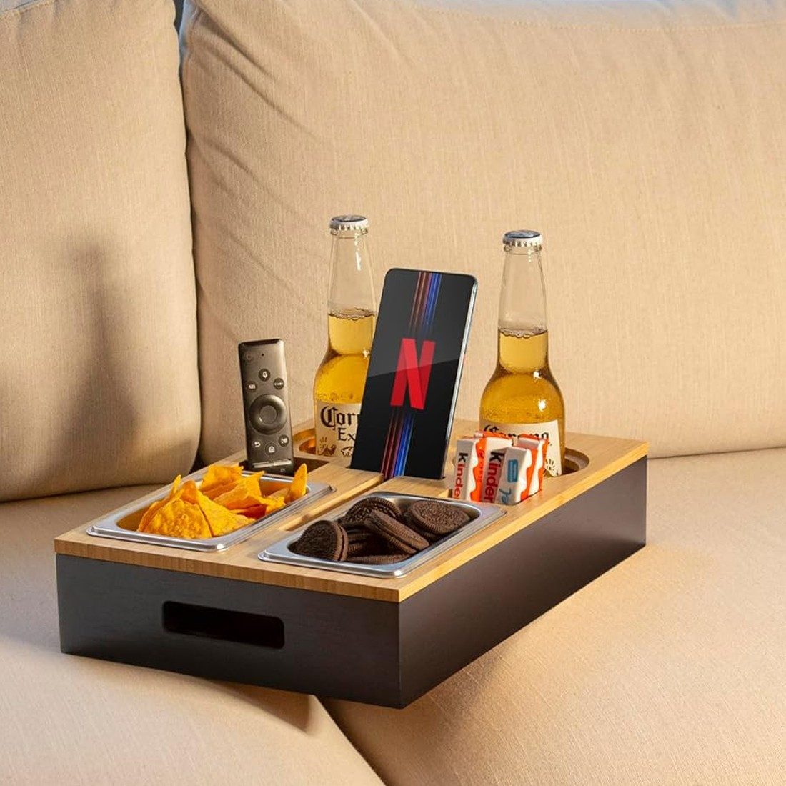 FANNOU Servierplatte Couchbar Snackbox aus Bambus inkl. Geschenkbox, (1-tlg), Sofa Tablett mit 2 Snackschalen, 2 Getränkehalter mit Untersetzer