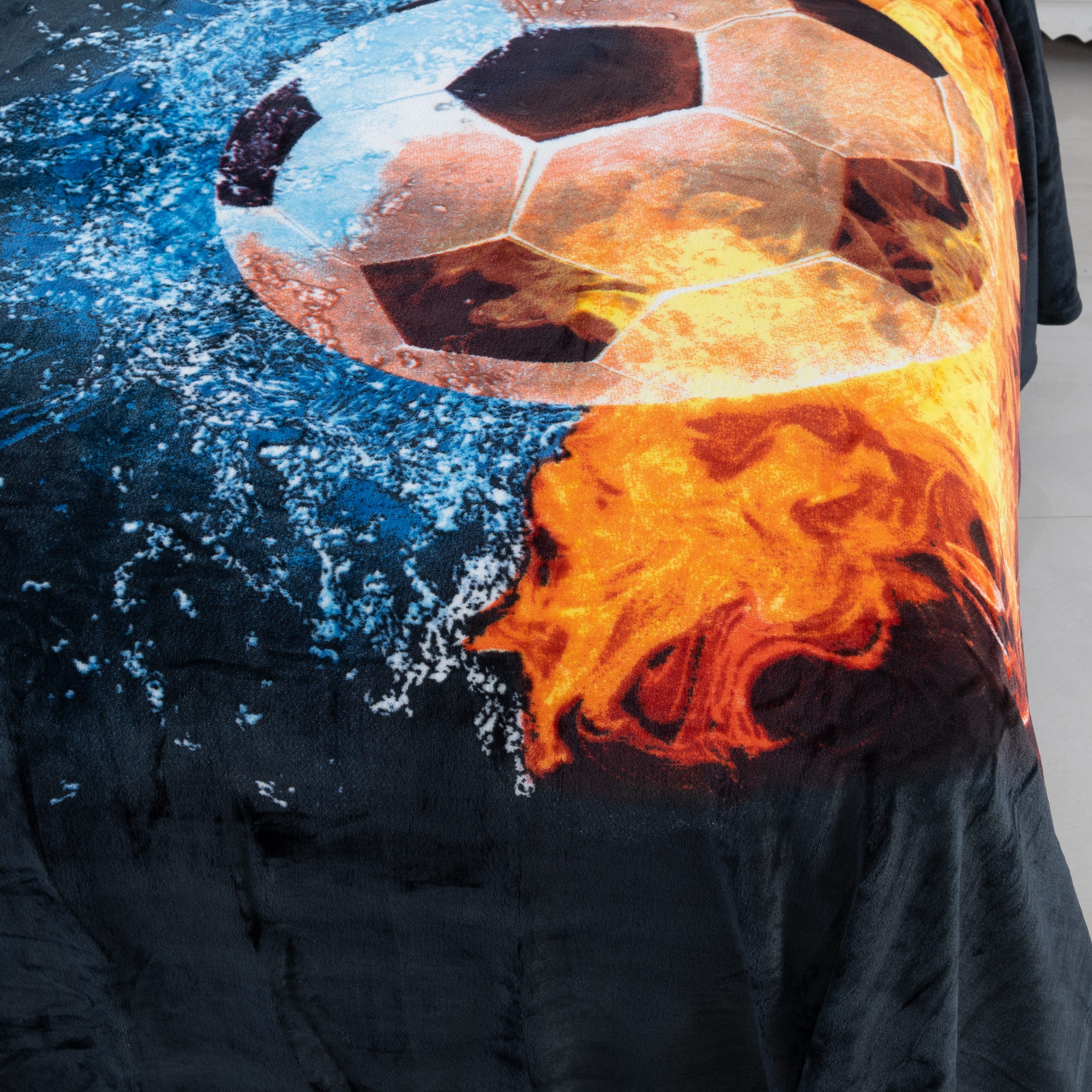 Wolldecke mit Fußball-Muster, 150x200cm, Stoffschmiede – Bild 3 von 5