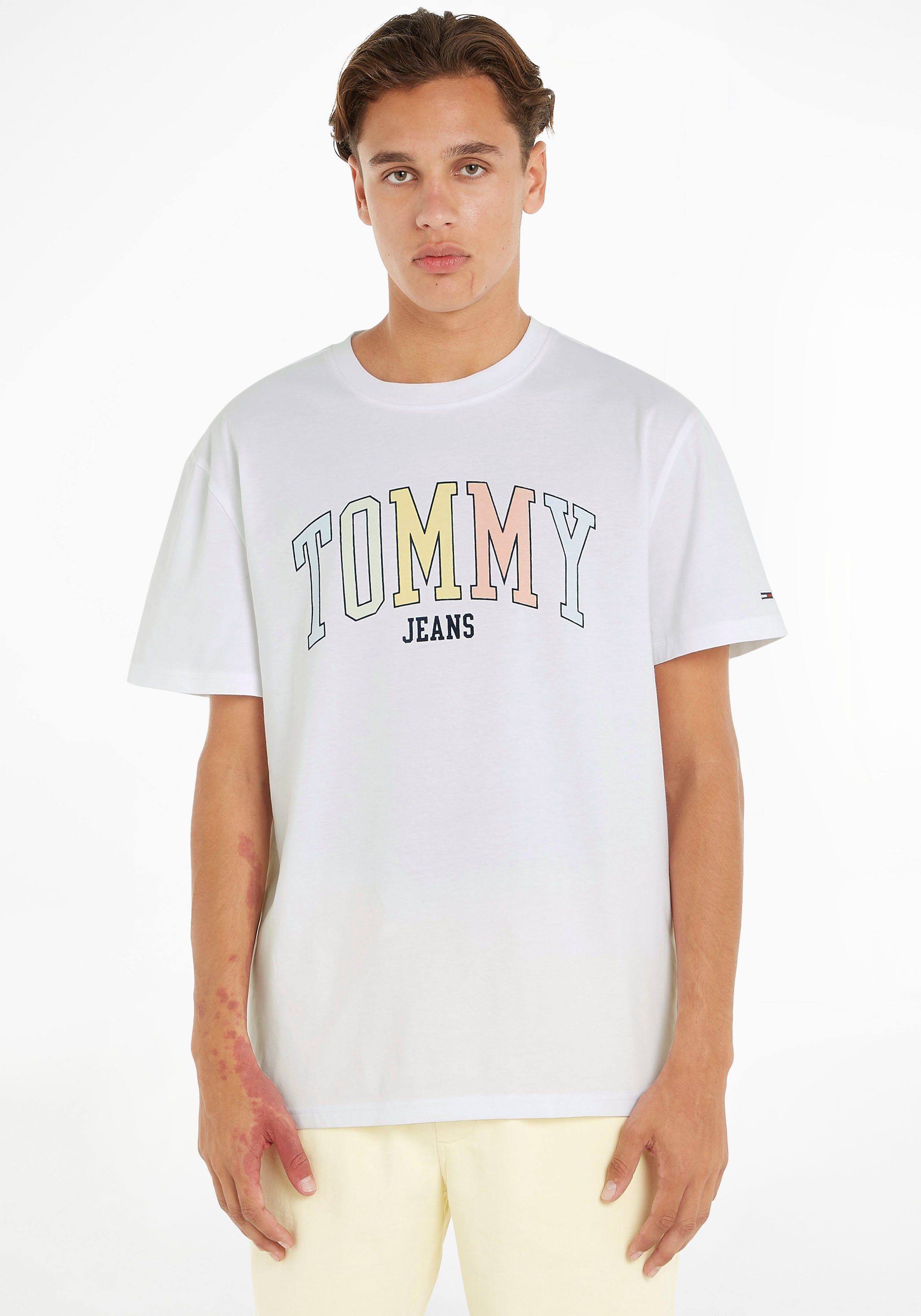 Jeans TEE CLSC Tommy mit TJM TOMMY T-Shirt COLLEGE Logo-Frontmotiv großem White POP