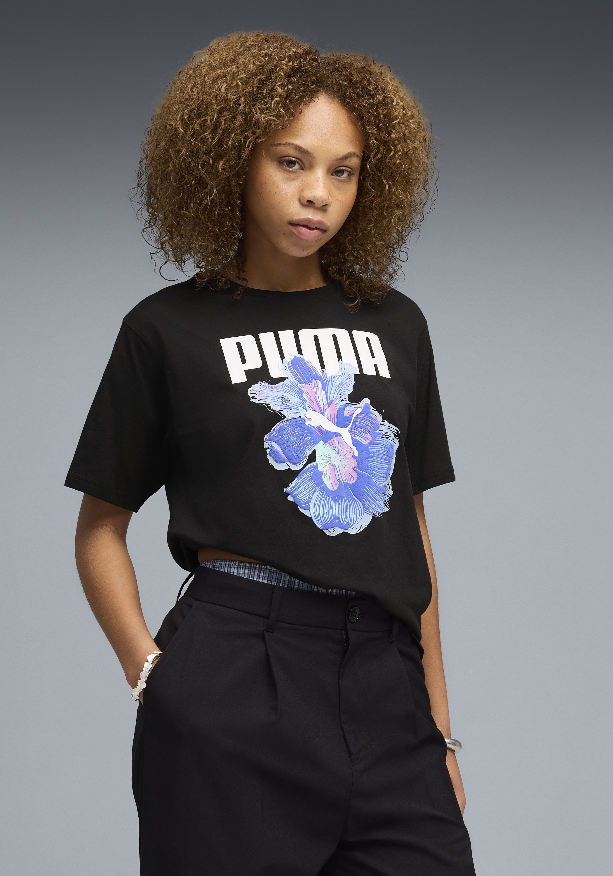 PUMA T-Shirt GRAPHICS RELAXED FLOWER TEE lockere Passform, Kurzarm, Rundhalsausschnitt