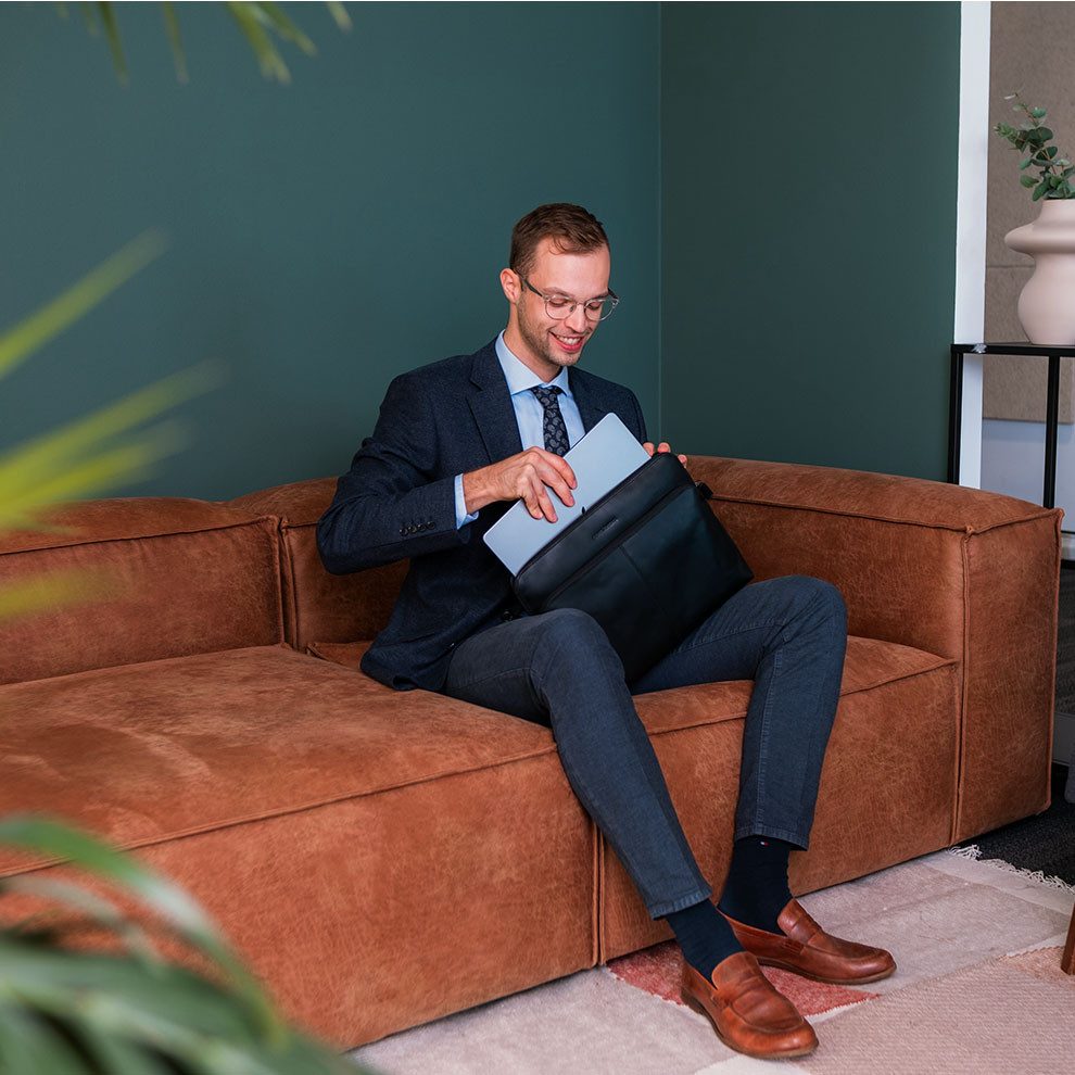 Gentlemen's Laptop-Hülle Laptopsleeve - Echtleder Laptophülle, 5 Fächer für Ladekabel, Tracker 14-16 Zoll, Für 14 und 16 Zoll – Bild 5 von 5