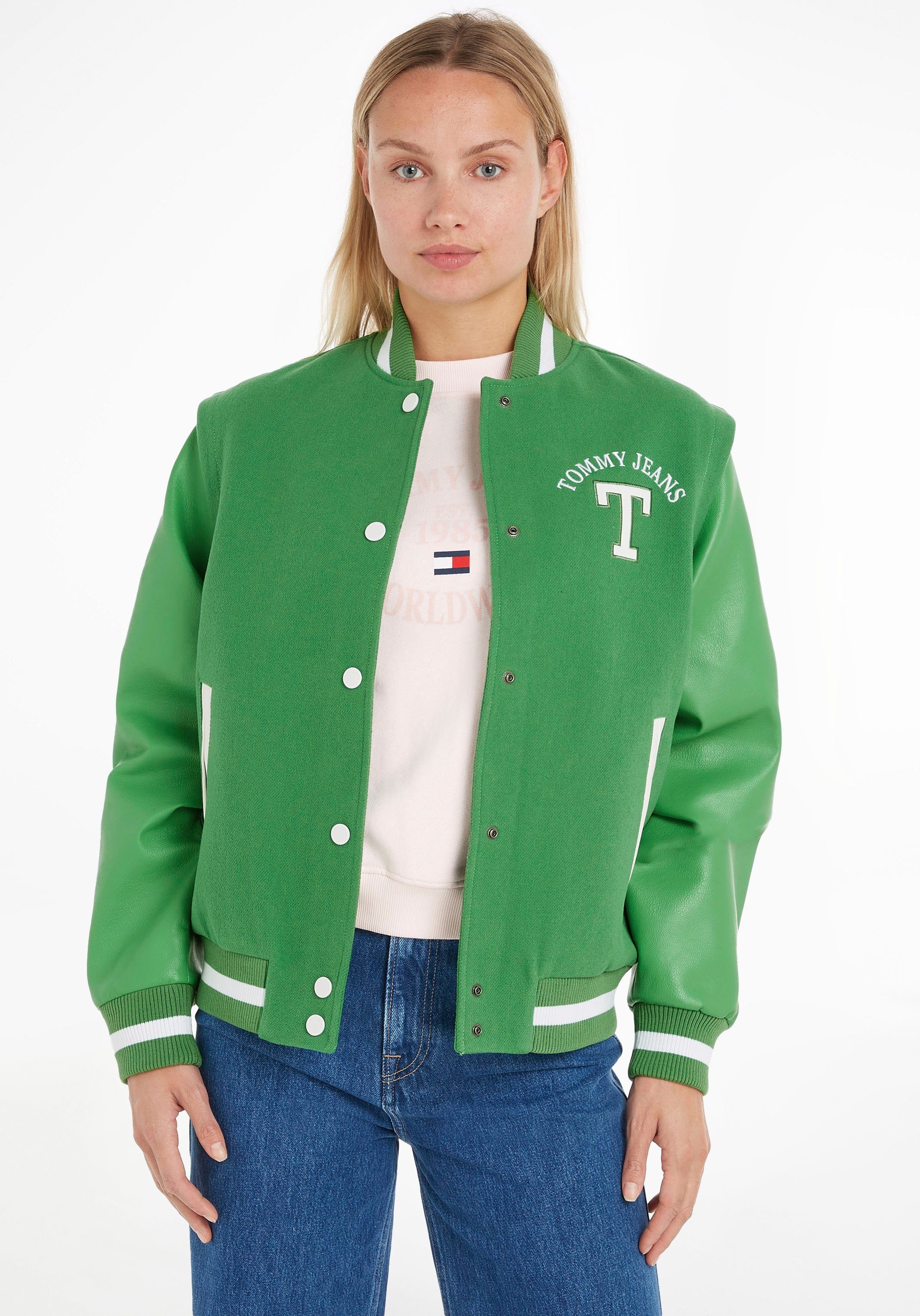 Tommy Jeans Steppweste TJW ZIP OFF Krageninneren Jackenaufhänger SLEEVE LETTERMAN am Mit