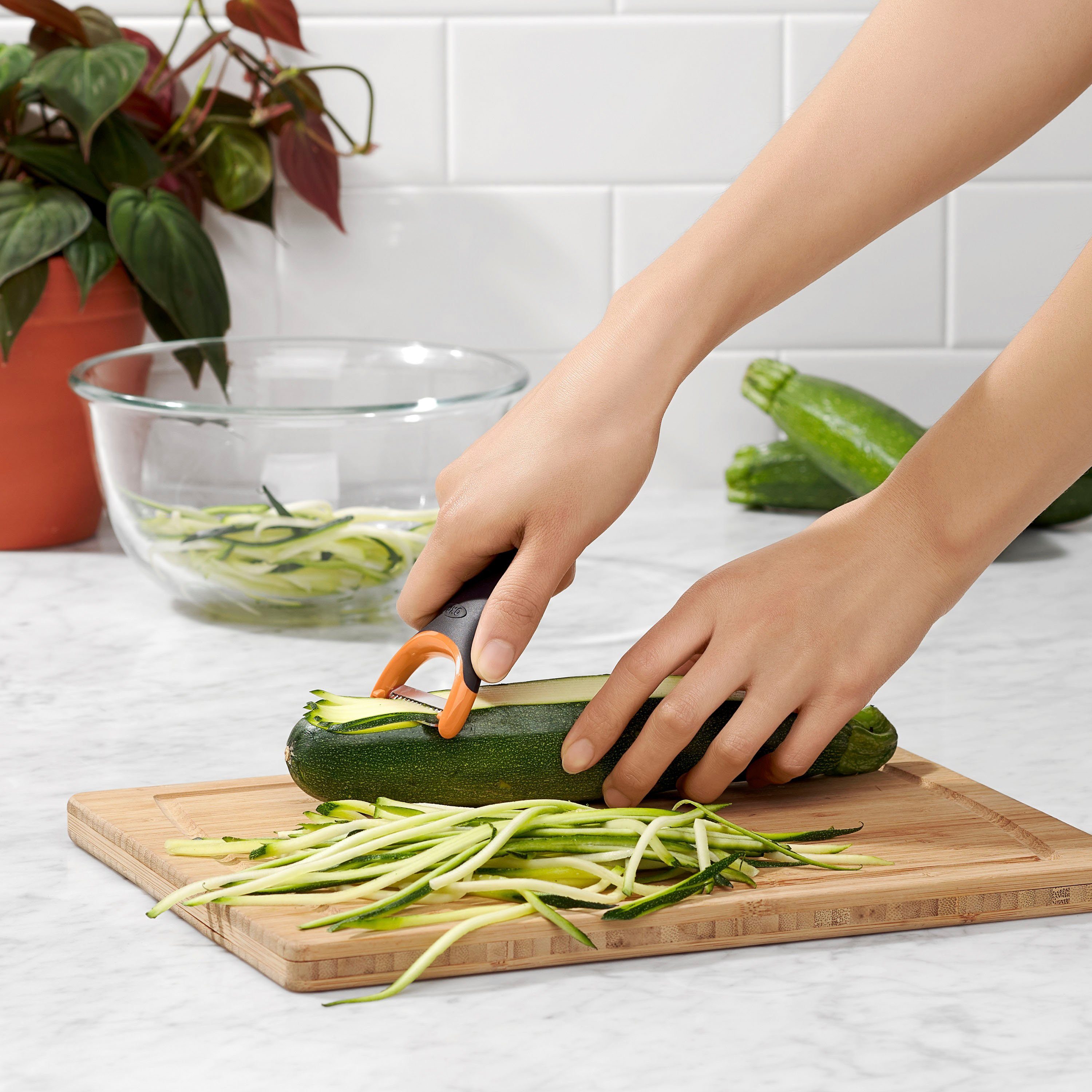 OXO Good Grips Julienneschneider Schäler / Peeler, mit Julienne-Funktion