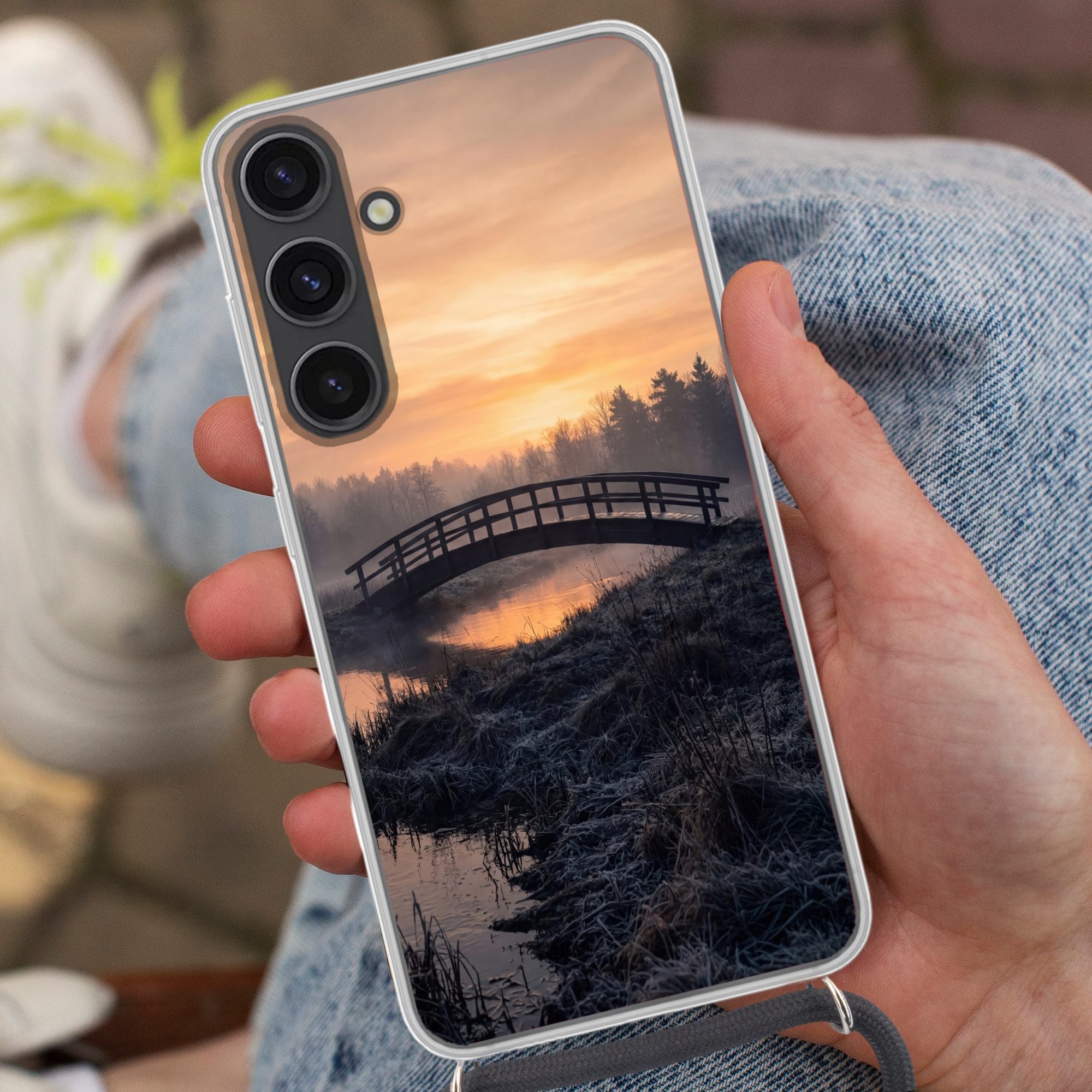 MuchoWow Handyhülle für Samsung Galaxy S24 Plus Brücke - Nebel - Bäume - Wasser, Tragbare Handyhüllen mit Kette zum umhängen, Handykette Handyband