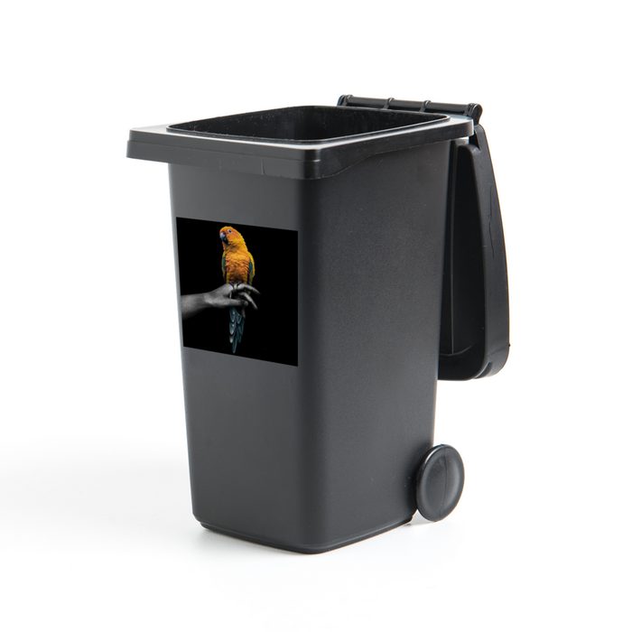 MuchoWow Wandsticker Vogel - Papagei - Hand - Gelb (1 St) Mülleimer-aufkleber Mülltonne Sticker Container Abfalbehälter