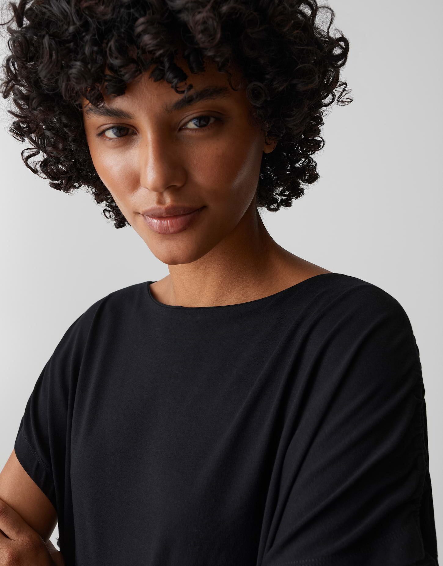OPUS Kurzarmshirt Sokaro aus glattem Jersey mit fließendem Fall Zarte Falten geben dem Look eine lockere Leichtigkeit – Bild 4 von 5