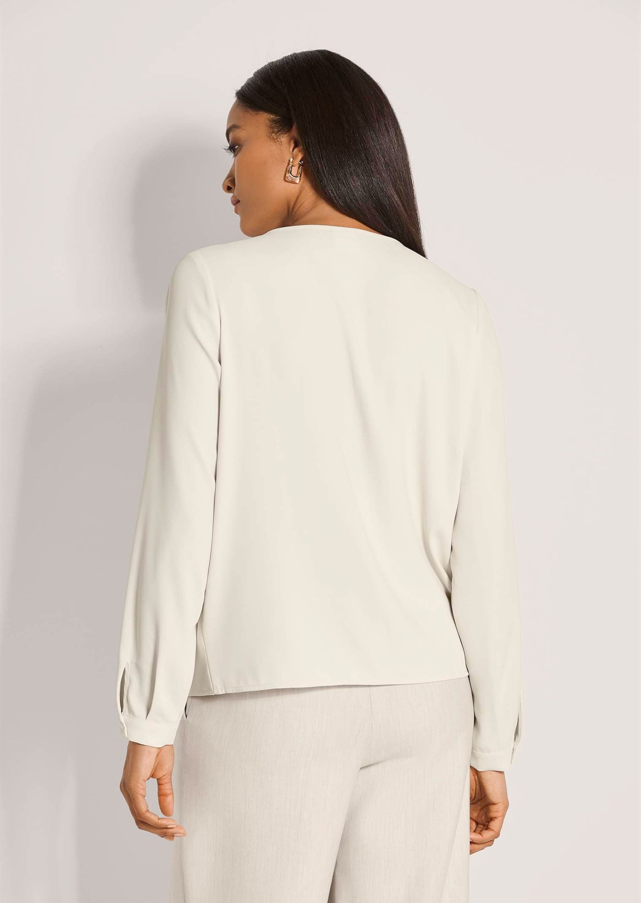 MADELEINE Schlupfbluse Schlupfbluse mit Cut-out und Rundhals Charmanter Schnitt mit lässiger Weite & angenehmer Bewegungsfreiheit – Bild 2 von 5