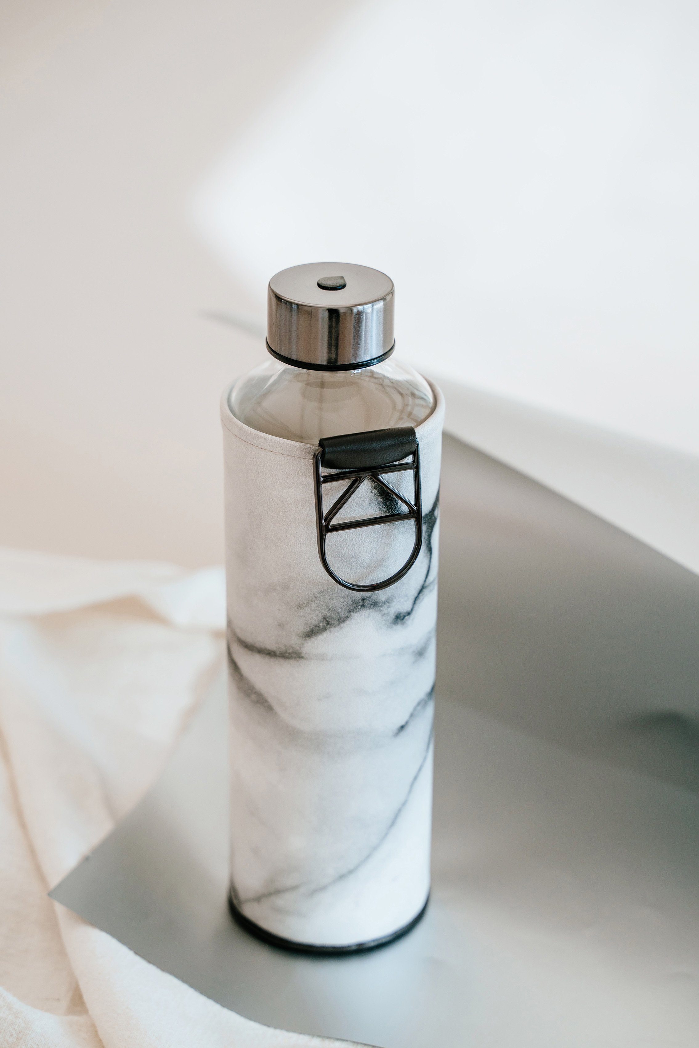 equa Trinkflasche Mismatch Stone, Borosilikatglas, mit Kunstlederhülle und Metallgriff, 750 ml