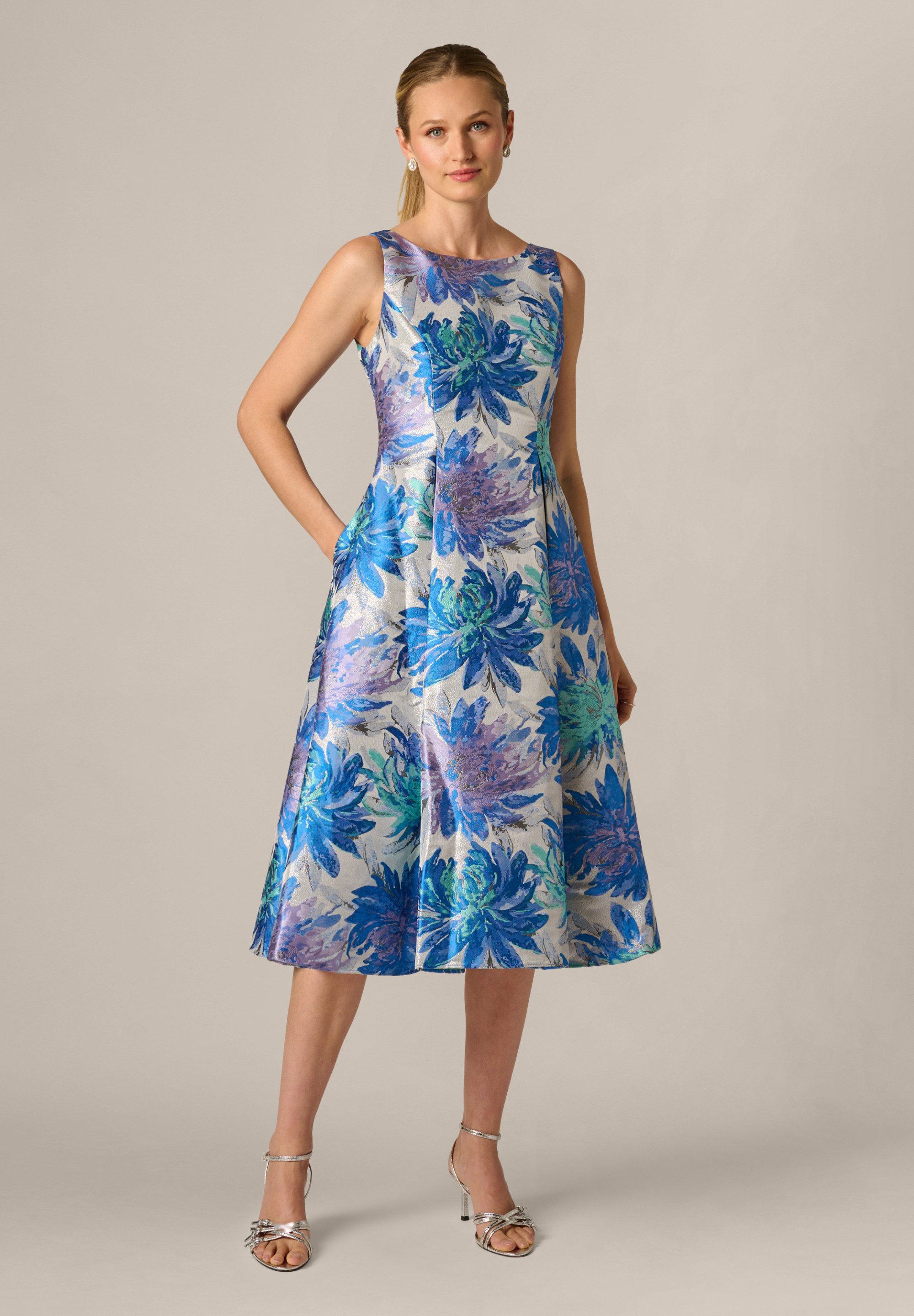 Adrianna Papell Abendkleid Jacquard Tea Length Dress Leuchtendes Jacquard-Kleid in Fit-and-Flare-Form