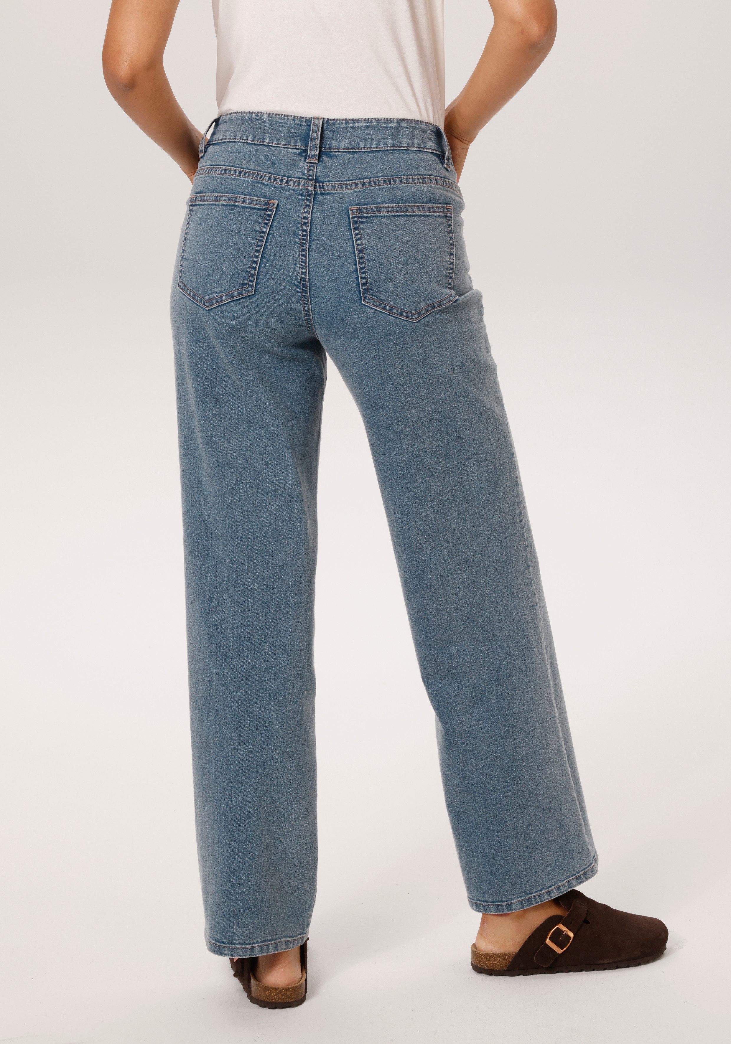 Aniston CASUAL Straight-Jeans mit extravaganten, asymmetrischem Verschluss