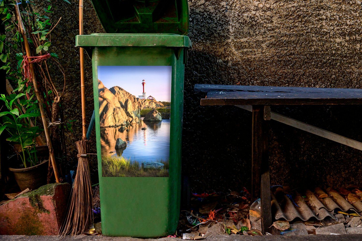 Blick auf Leuchtturm St), Fundy Container, MuchoWow Wandsticker Mülltonne, mit Bay (1 Mülleimer-aufkleber, Sticker, das Meer der Abfalbehälter in