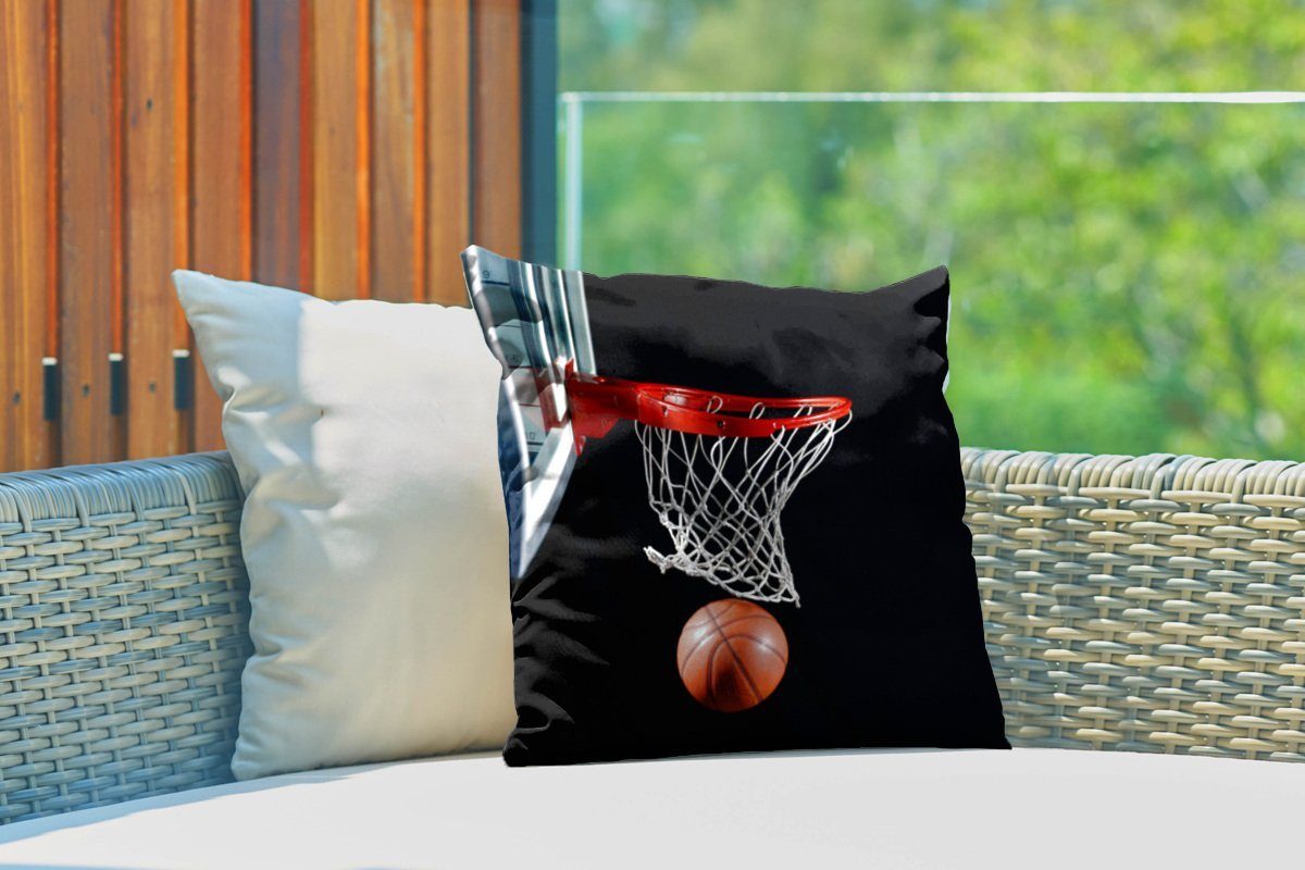 MuchoWow Dekokissen Ein Basketball neben Outdoor Dekokissenbezug, auf Hintergrund, Korb Kissenhülle, Dekokissen, schwarzem Kissenbezüge, dem