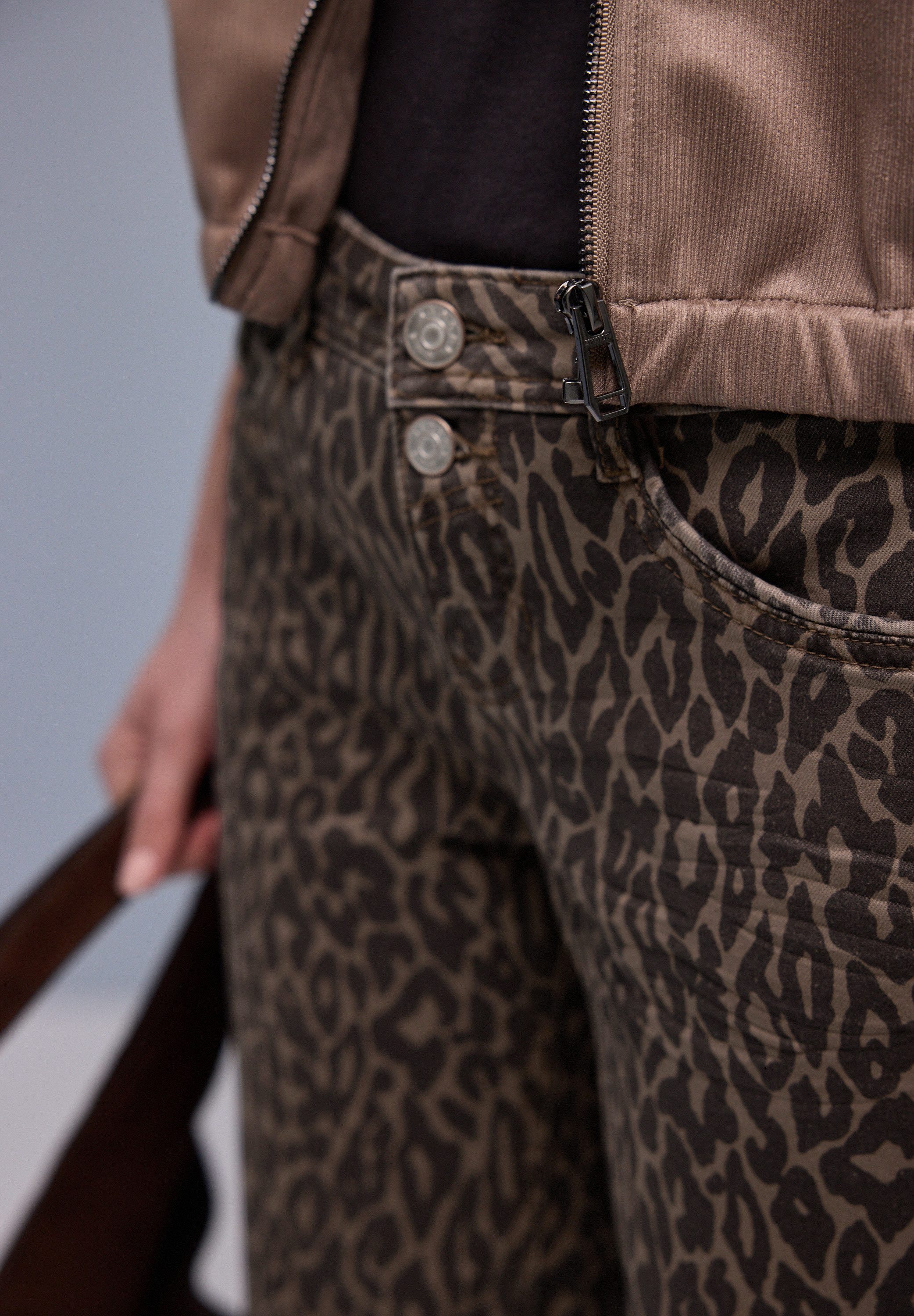 STREET ONE Straight-Jeans Style Amalia im Leo-Look