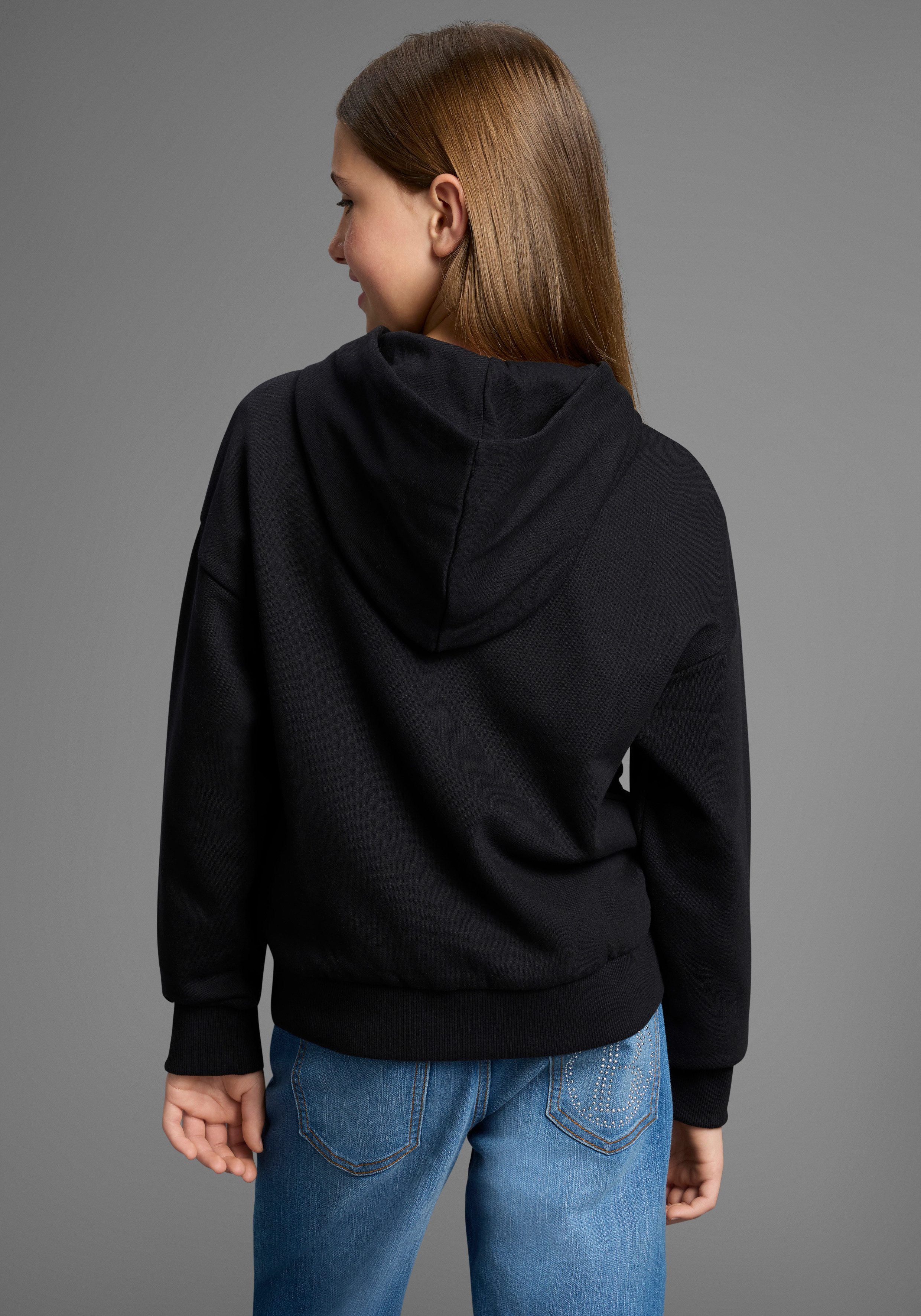 KIDSWORLD Kapuzensweatjacke Lässige Sweatjacke mit kleinem Logo Lockere Form. Reduzierter Preis € 24,49. Unverbindliche Preisempfehlung € 34,99, (€ 24,49 pro 1 Stk)
