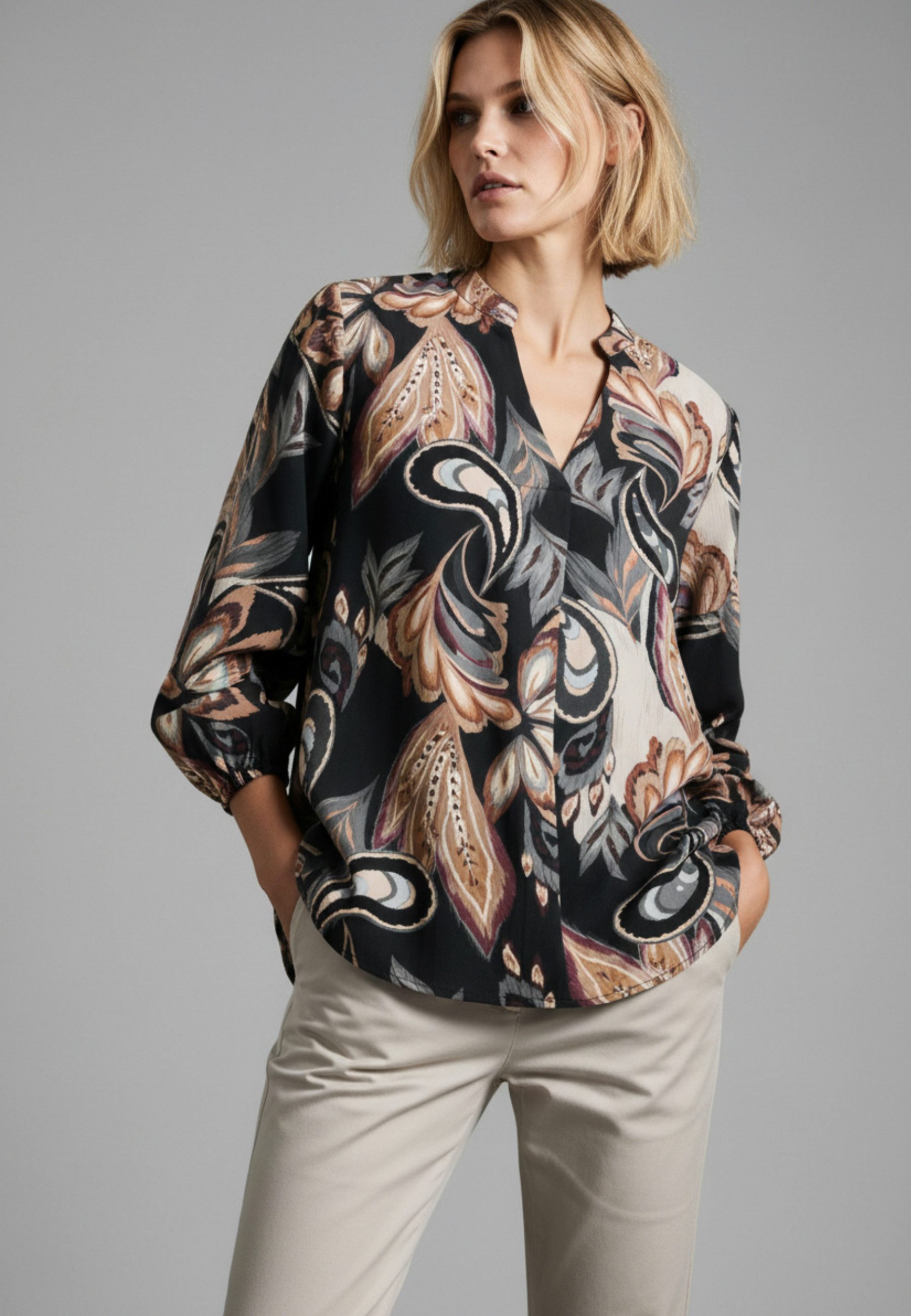 Andijamo-Fashion Schlupfbluse MIDNIGHT Ausdrucksvoller Paisley Blumendruck, femine Silhouette – Bild 5 von 5