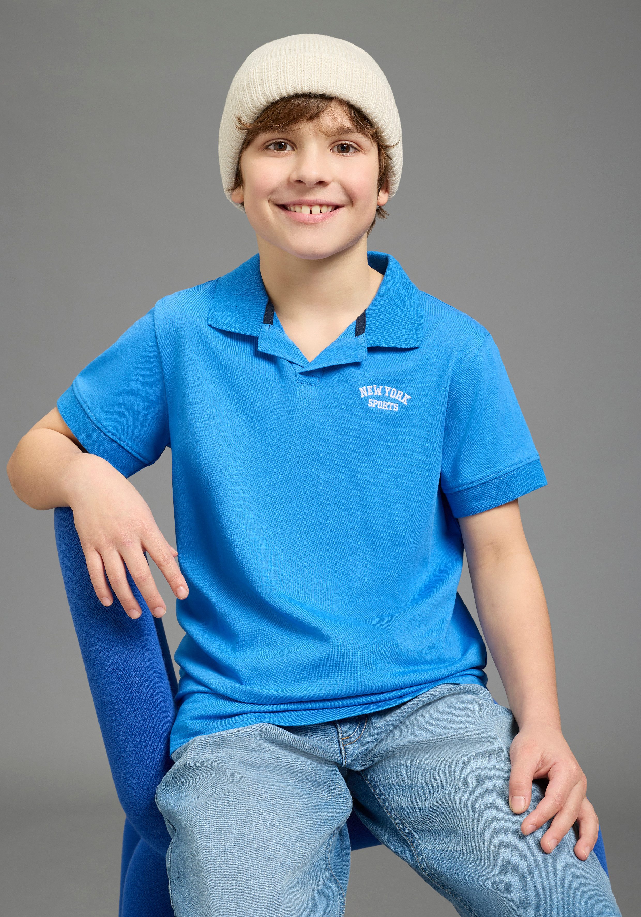 KIDSWORLD Poloshirt 2er Pack Shirts mit Polokragen (Packung, 2-tlg., 2) für Jungen, mit V-Ausschnitt, Kurzarm, mit bestickten Applikationen