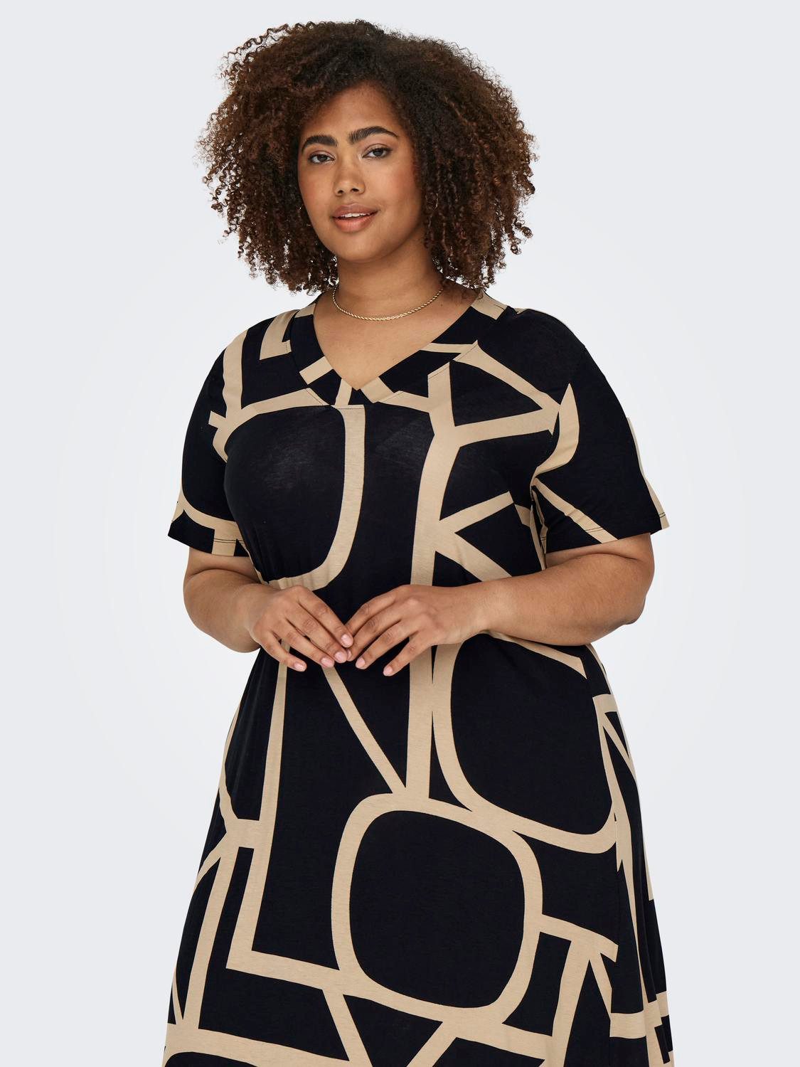 ONLY CARMAKOMA Shirtkleid CARFYRLA LIFE S/S V-NCK BLK AOP DRE NOOS Sommerkleid, weich fließende Jersey Qualität