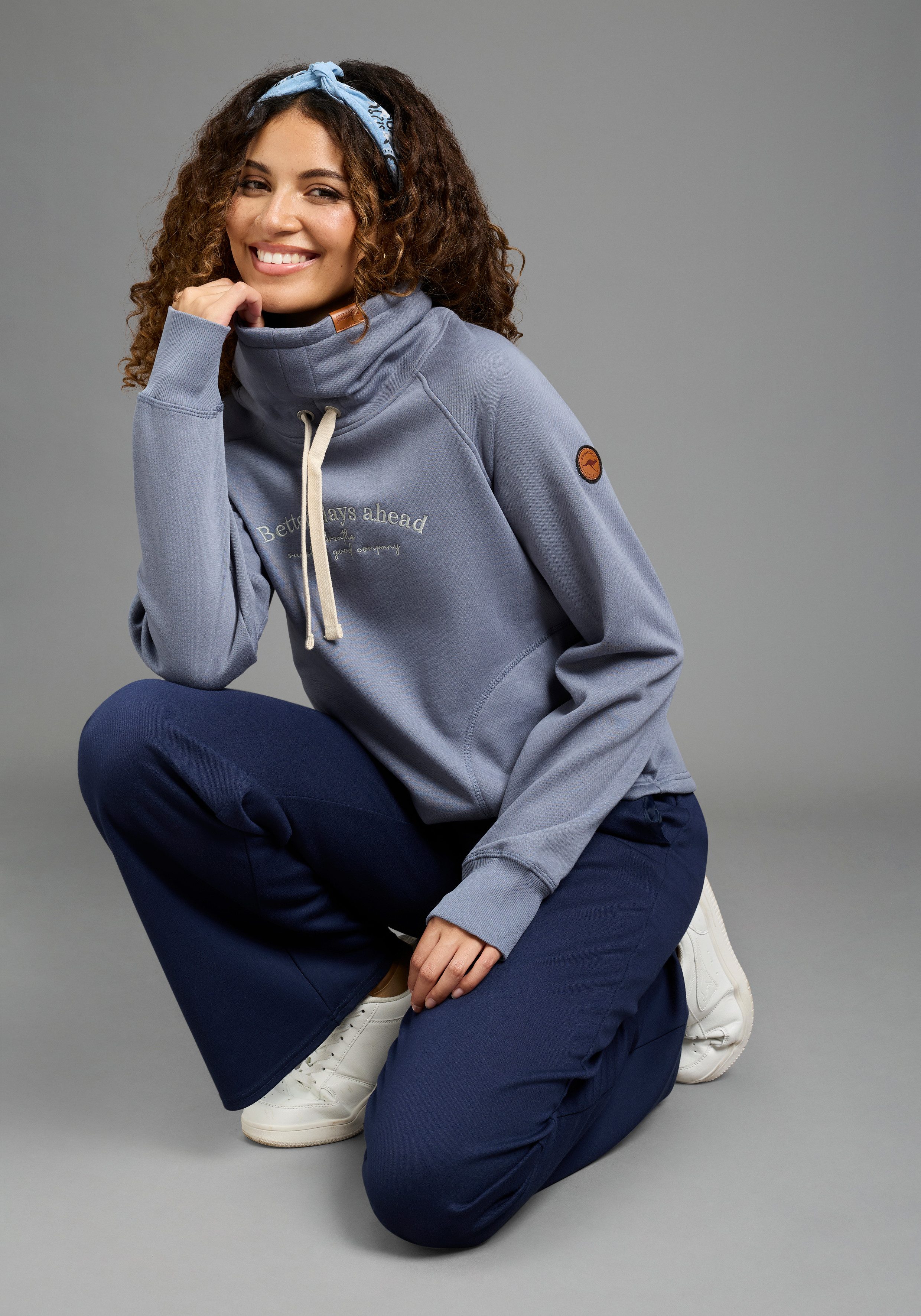 KangaROOS Sweatshirt mit hohem Schalkragen, hüftlange Form, Langarm, auch in großen Größen. € 49,99, (€ 49,99 pro 1 Stk).
