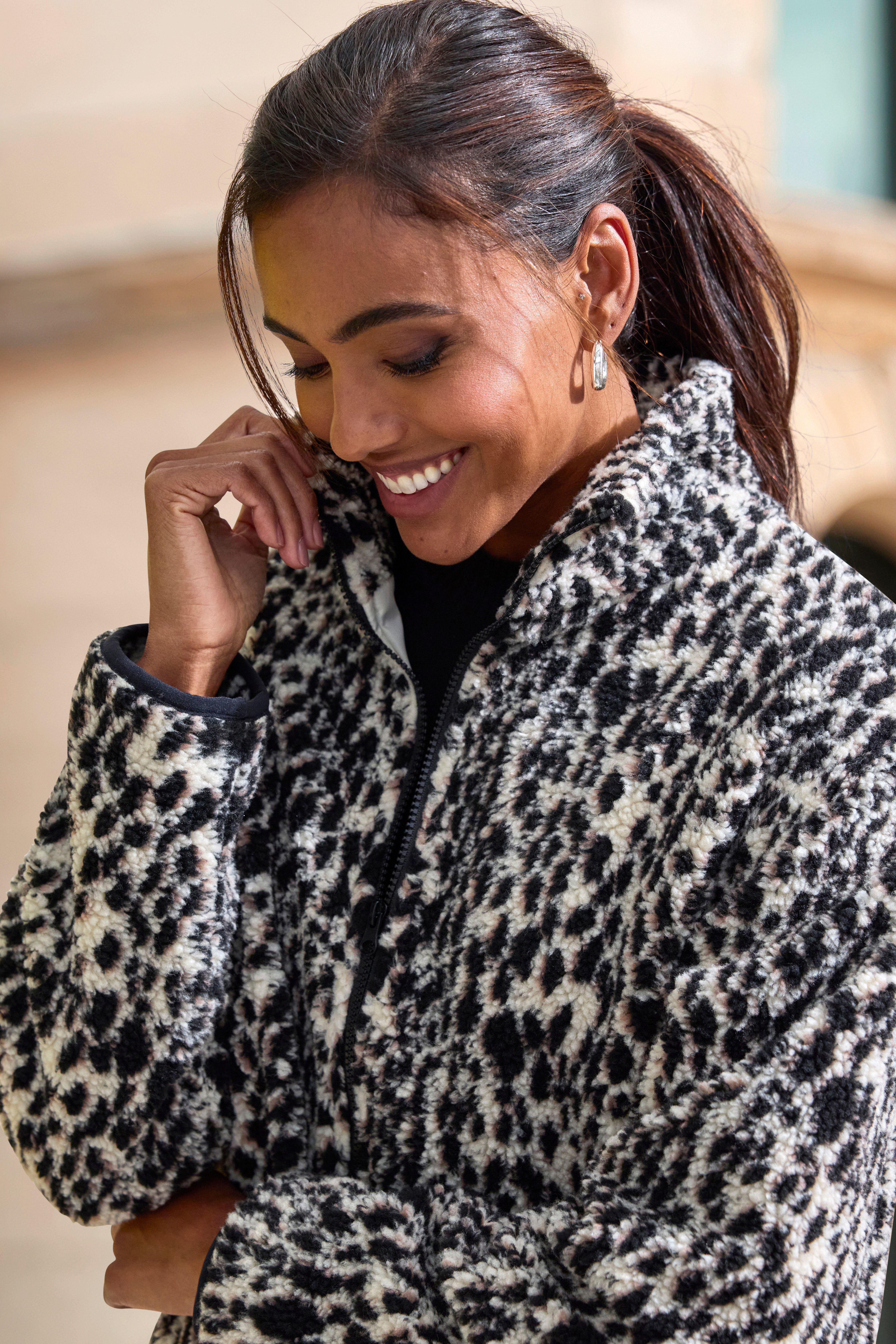 LASCANA Fleecejacke mit elegantem Leo-Muster – Bild 3 von 5