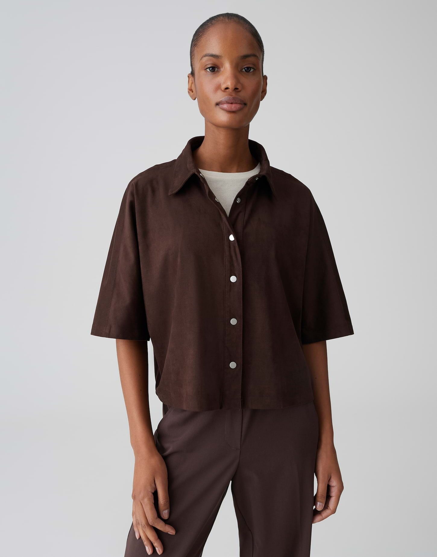 OPUS Kurzarmbluse Overshirt aus Velourslederimitat mit weichem Griff Leicht verkürzter Schnitt mit abgesteppter Teilungsnaht