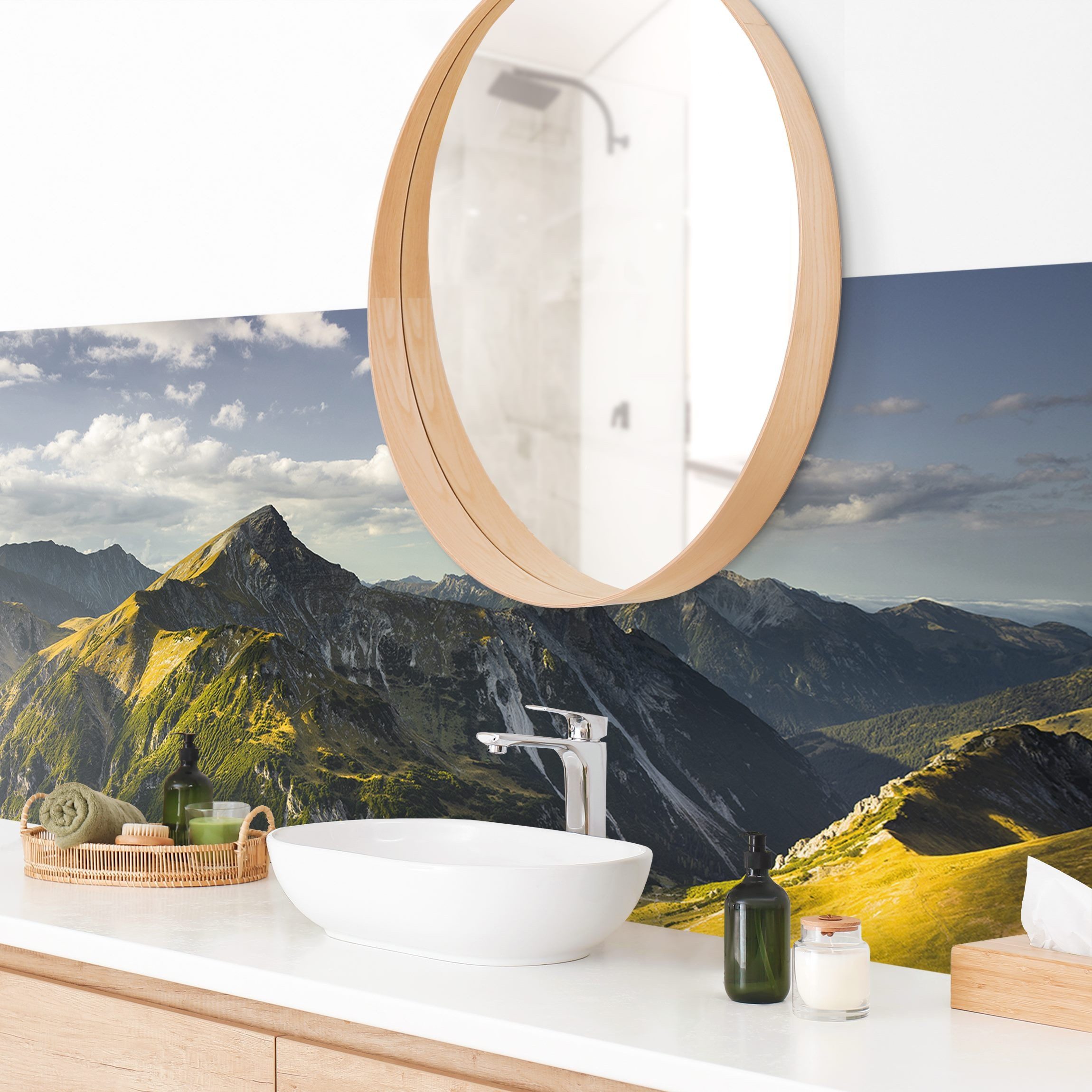 Bilderdepot24 Badrückwand grün fugenlose Wandverkleidung Bad Landhaus, (Hartfolie matt » Selbstklebend SMART 0,35 mm), wasserfestes Wandpaneel Berge Tal Lechtaler Alpen Tirol