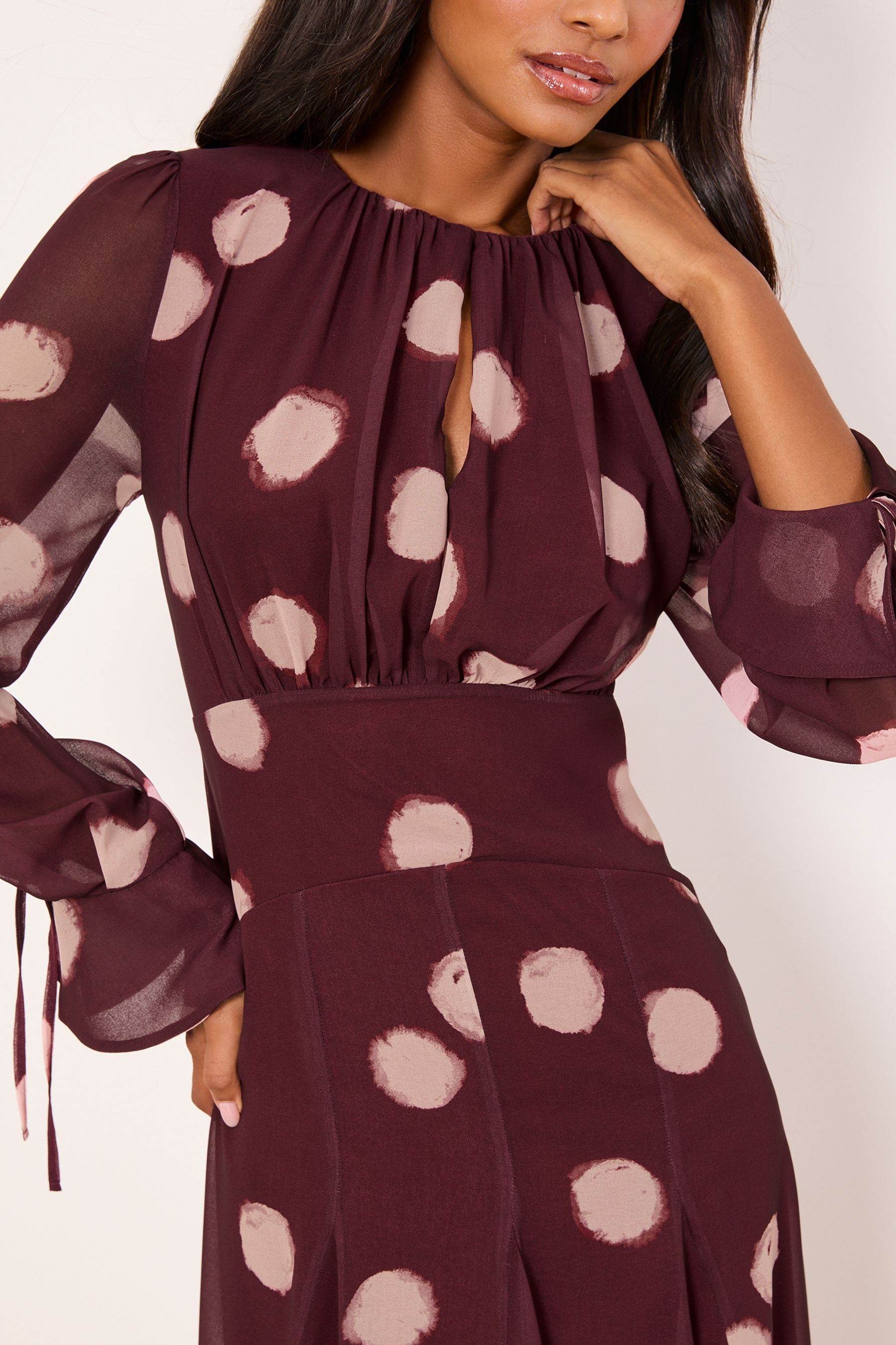 LIPSY Midikleid Lipsy Midikleid mit langen Ärmeln, Regular (1-tlg)
