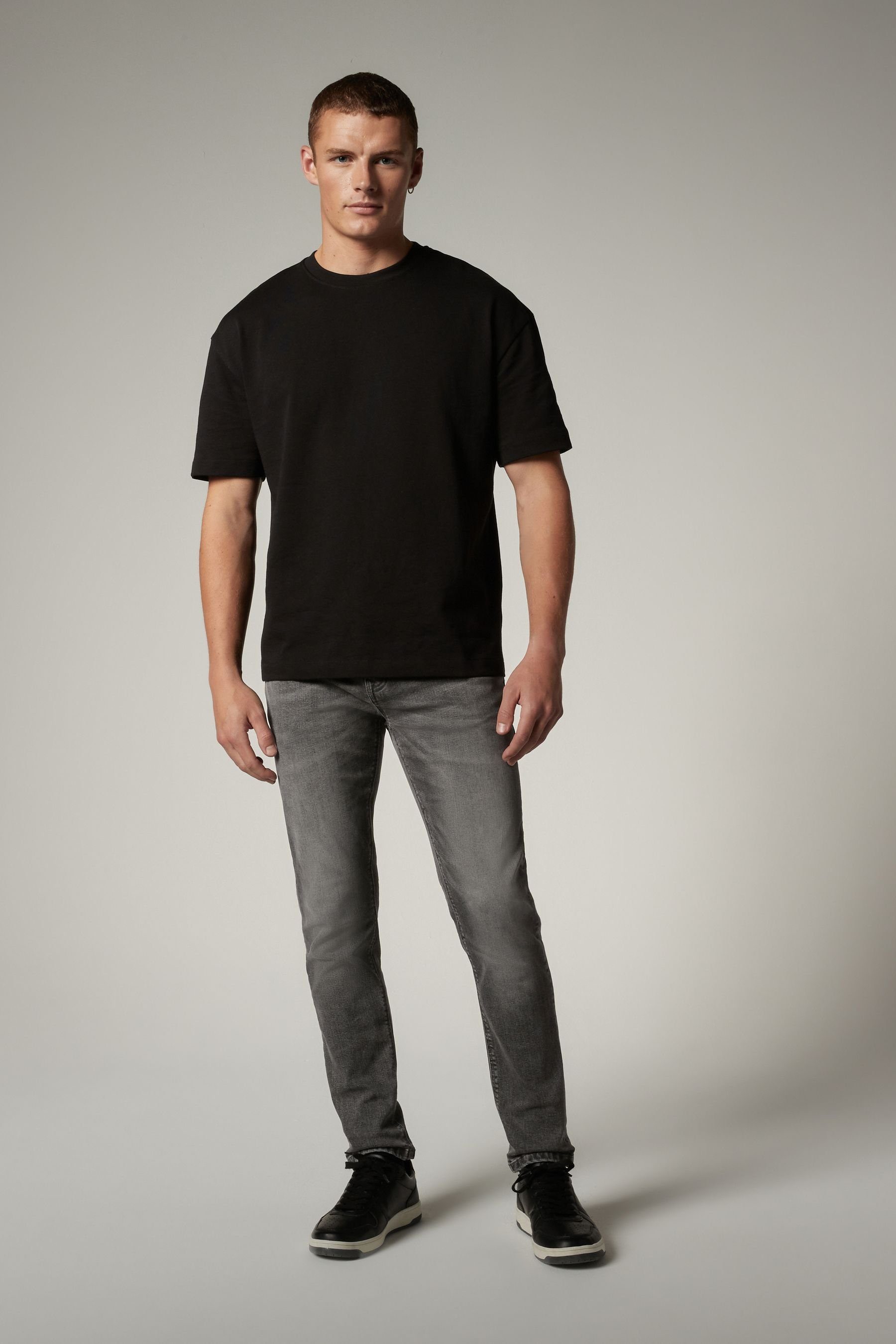 Slim-fit-Jeans (1-tlg) Fit Next Slim Essential mit Jeans Grey Stretch