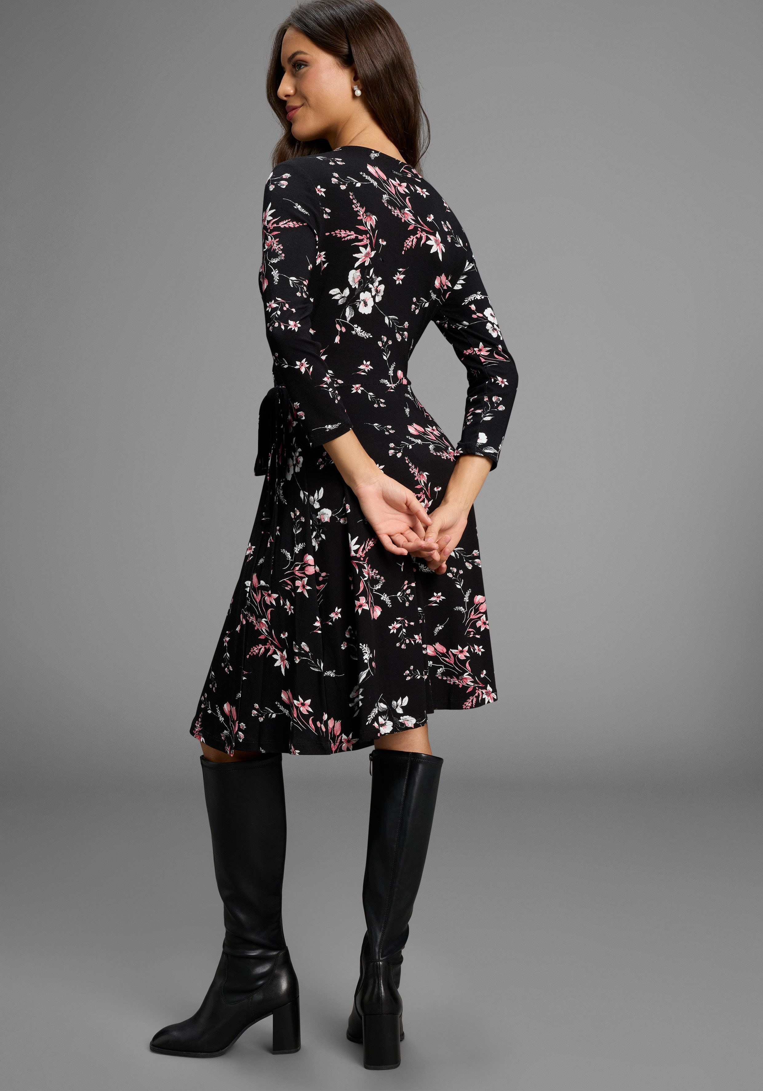 Laura Scott Sommerkleid figurbetonter Schnitt, geblümtes günstig online kaufen
