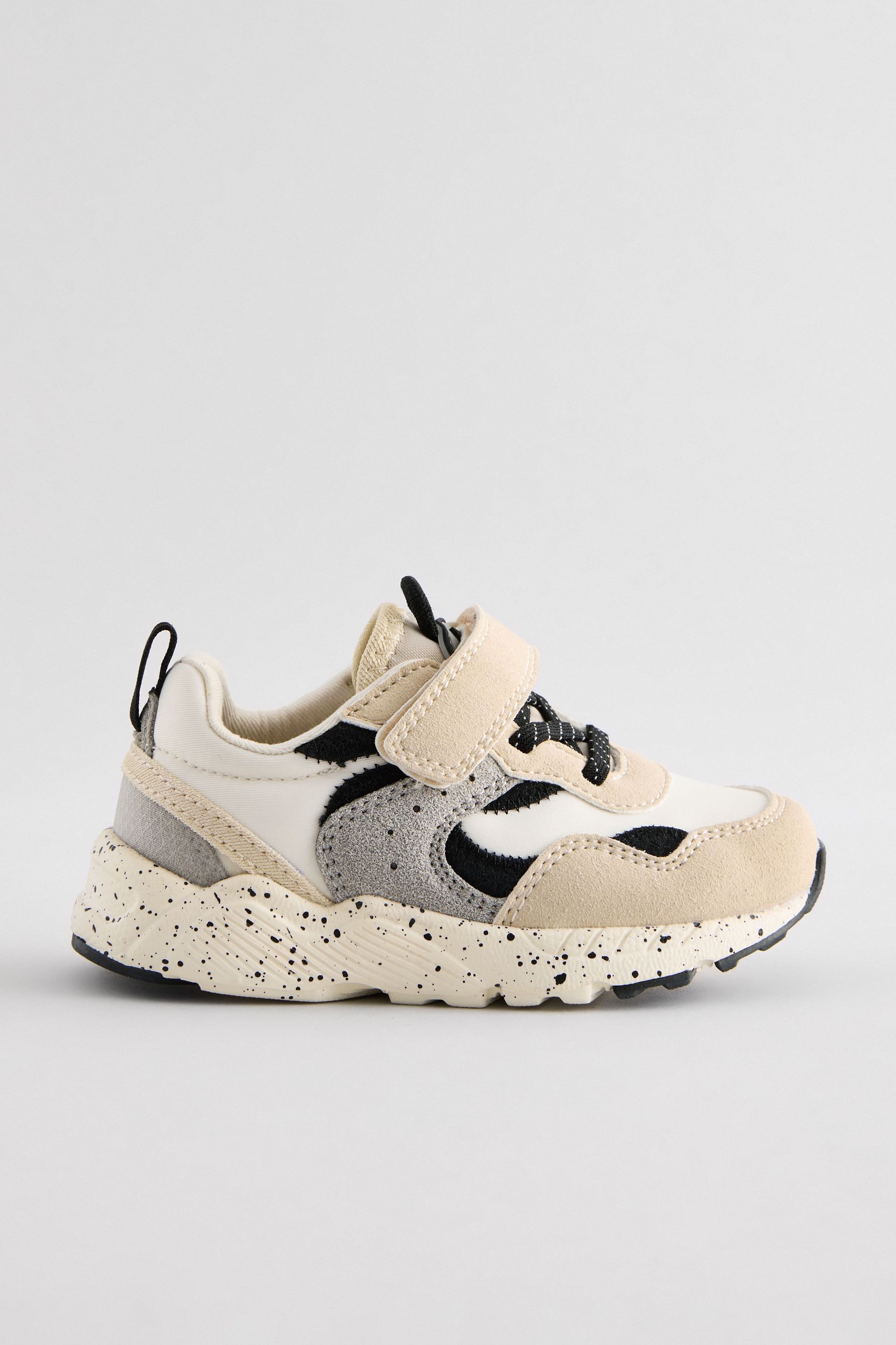 Elastischer Sportschuh mit Schnürung Sneaker