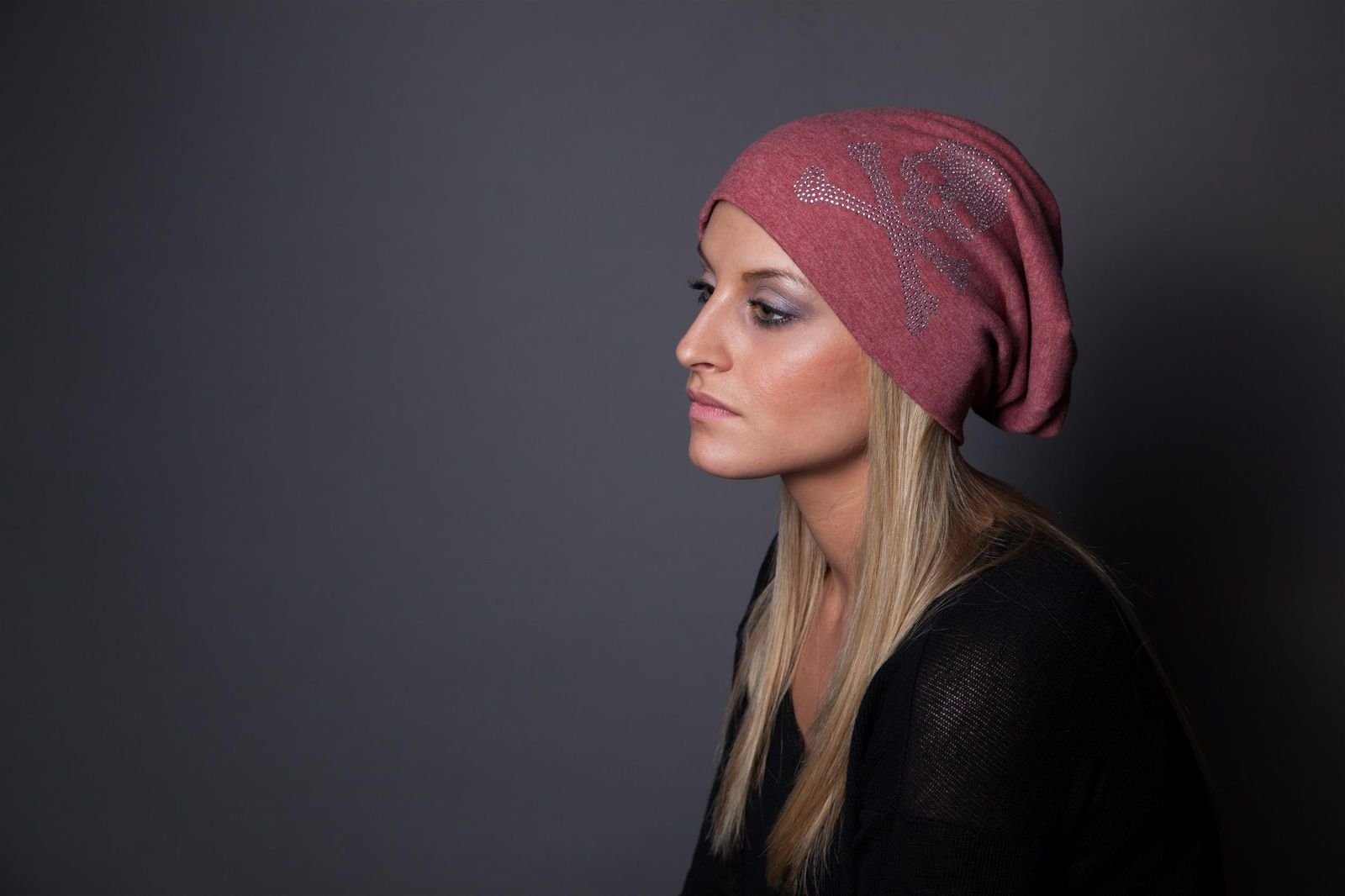 styleBREAKER Beanie (1-St) Beanie Bordeaux-Rot mit meliert Totenkopf Strass