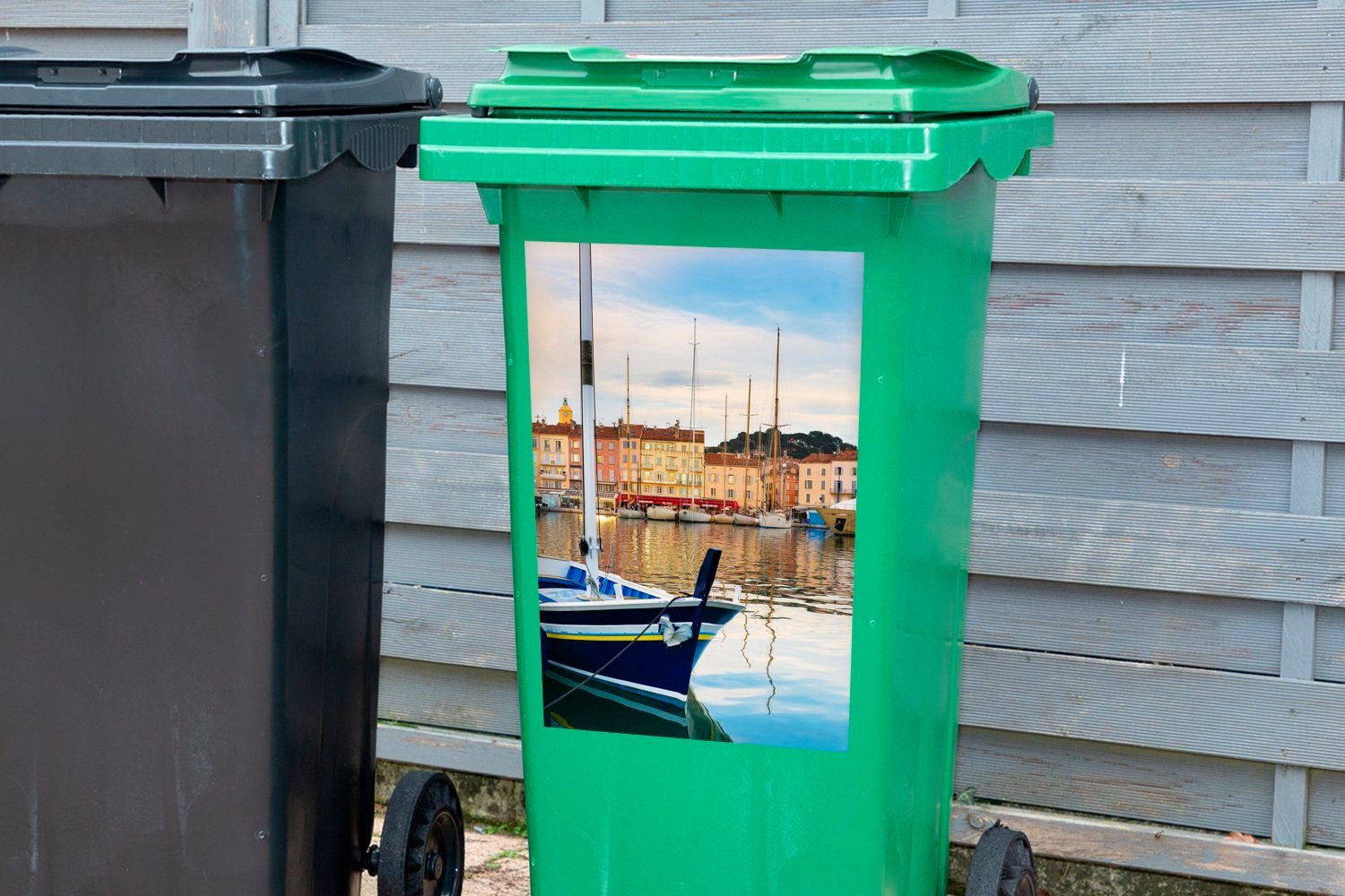 MuchoWow Wandsticker Blick auf den Sticker, Saint Frankreich in (1 Mülleimer-aufkleber, Container, Abfalbehälter Tropez Hafen Mülltonne, St), von