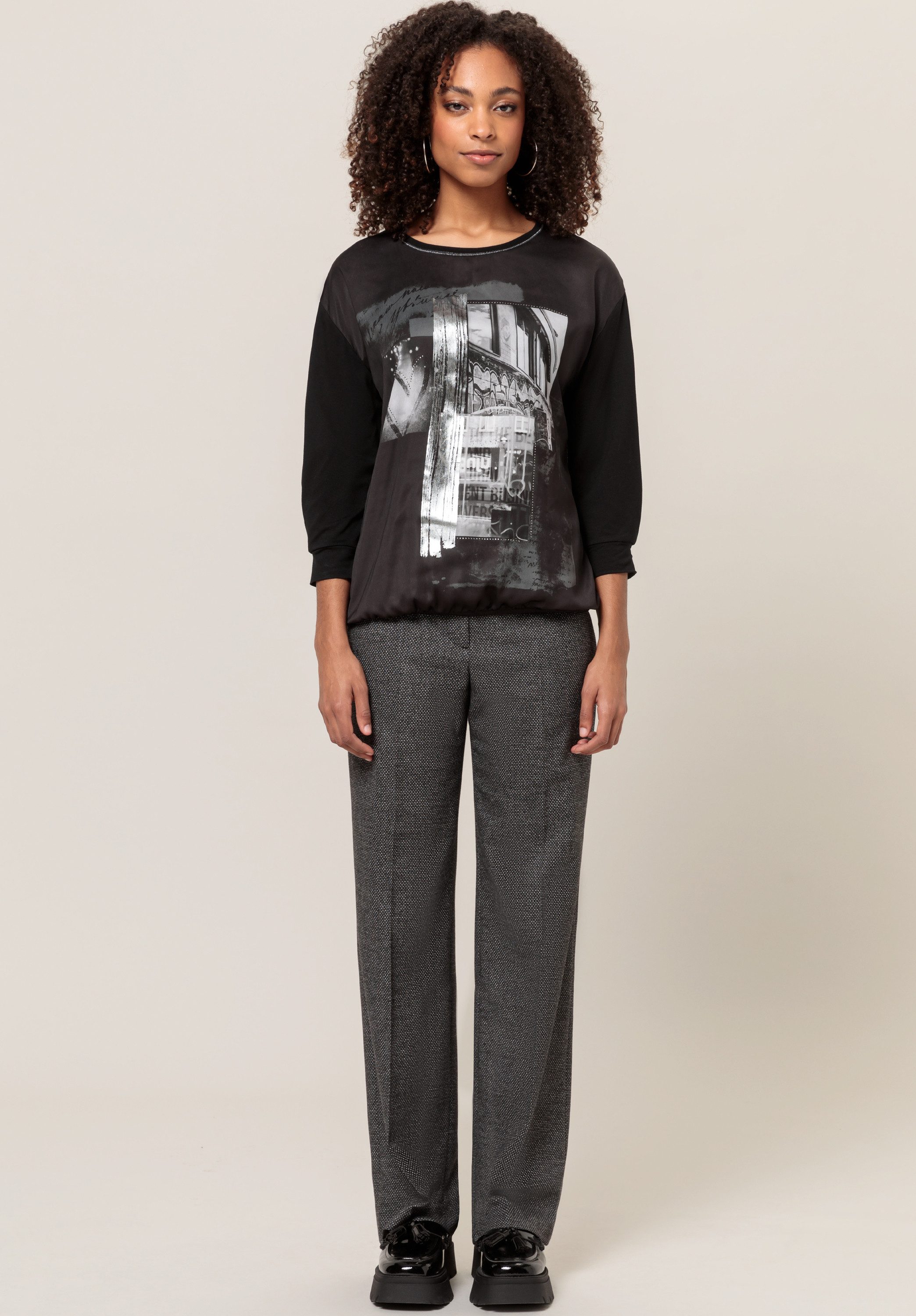 bianca Blusenshirt KAREEN mit Frontmotiv und dezenten Strasssteinchen